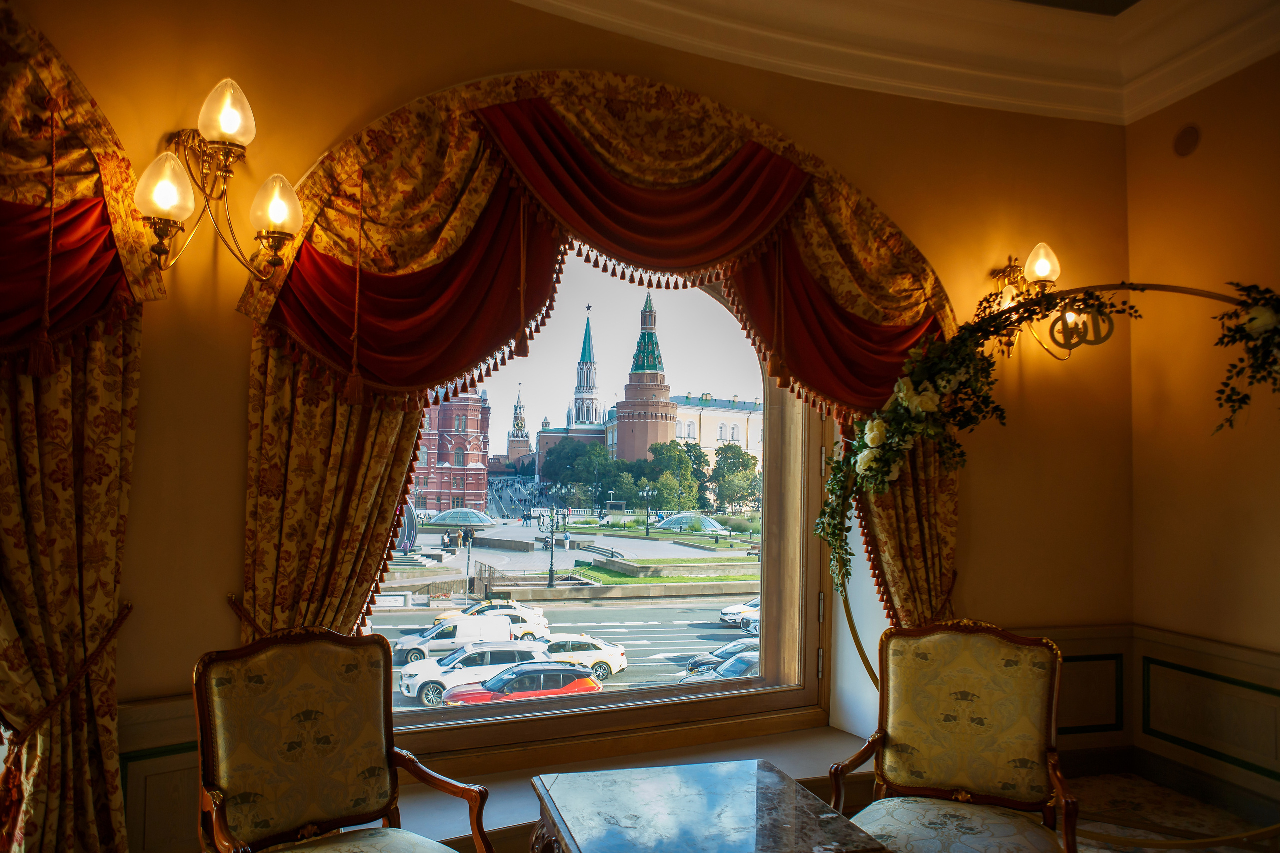 Регистрация брака в Отеле Националь. Фотография в Загсе Националь, Фотосессия в отеле Националь в Москве.