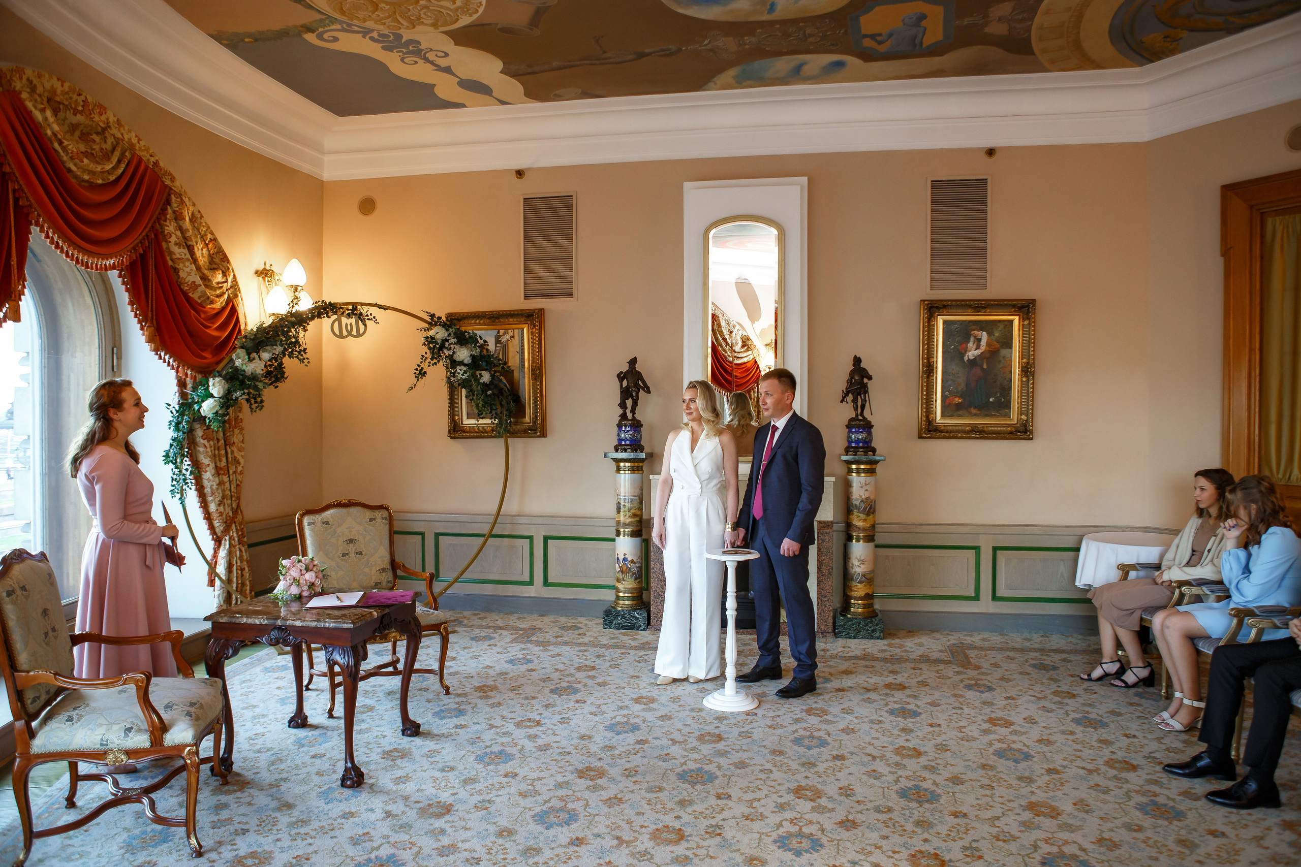 Торжественная регистрация брака в Отеле Националь. Фотография в Загсе Националь, Фотосессия в отеле Националь в Москве. Свадебная церимония.