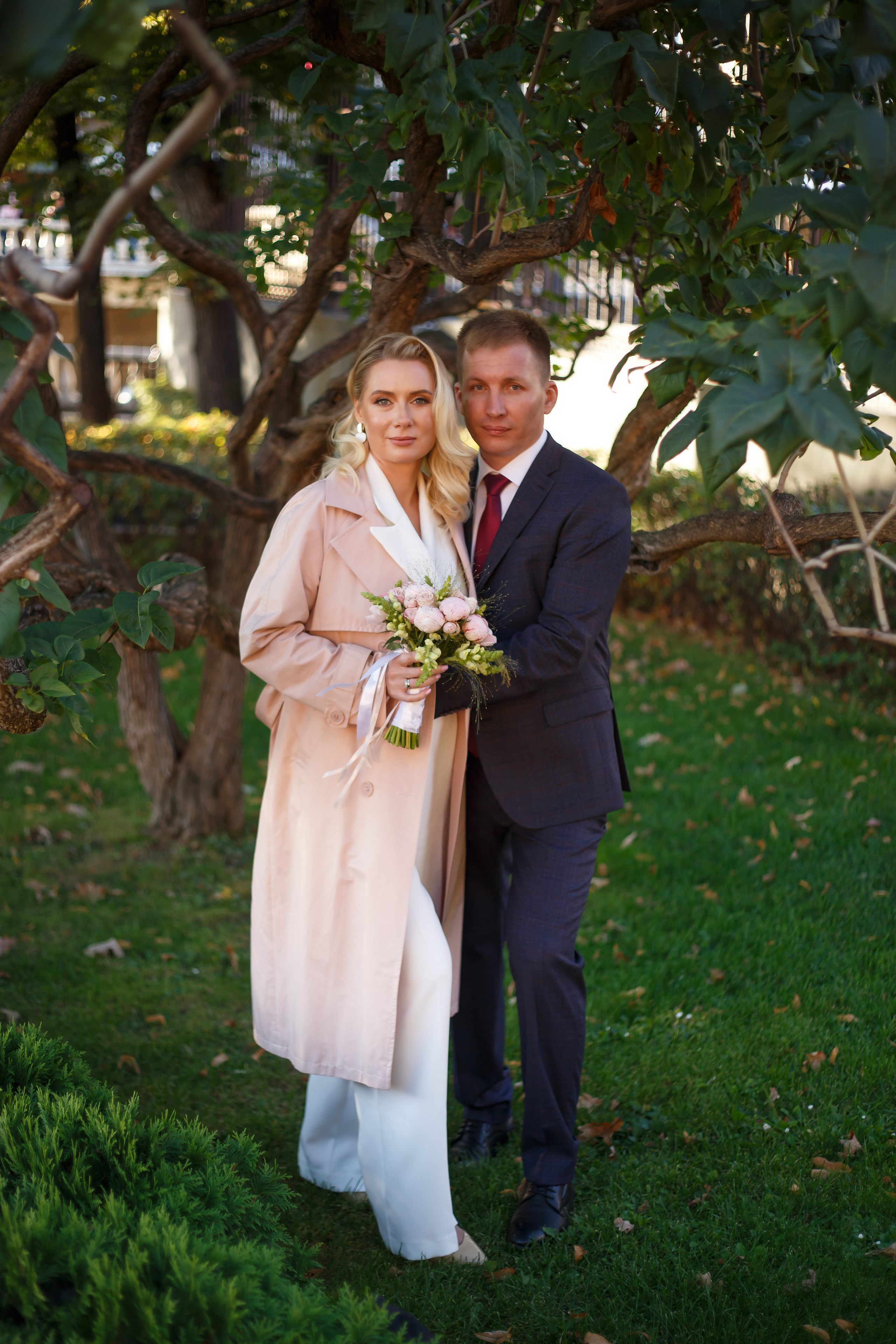 Торжественная регистрация брака в Отеле Националь. Фотография после регистрации в Загсе Националь, Фотосессия в отеле Националь в Москве. Свадебная церемония. Минималистичные, стильные фотографии со свадьбы в отеле Националь, фотограф Валентина Чемерилова