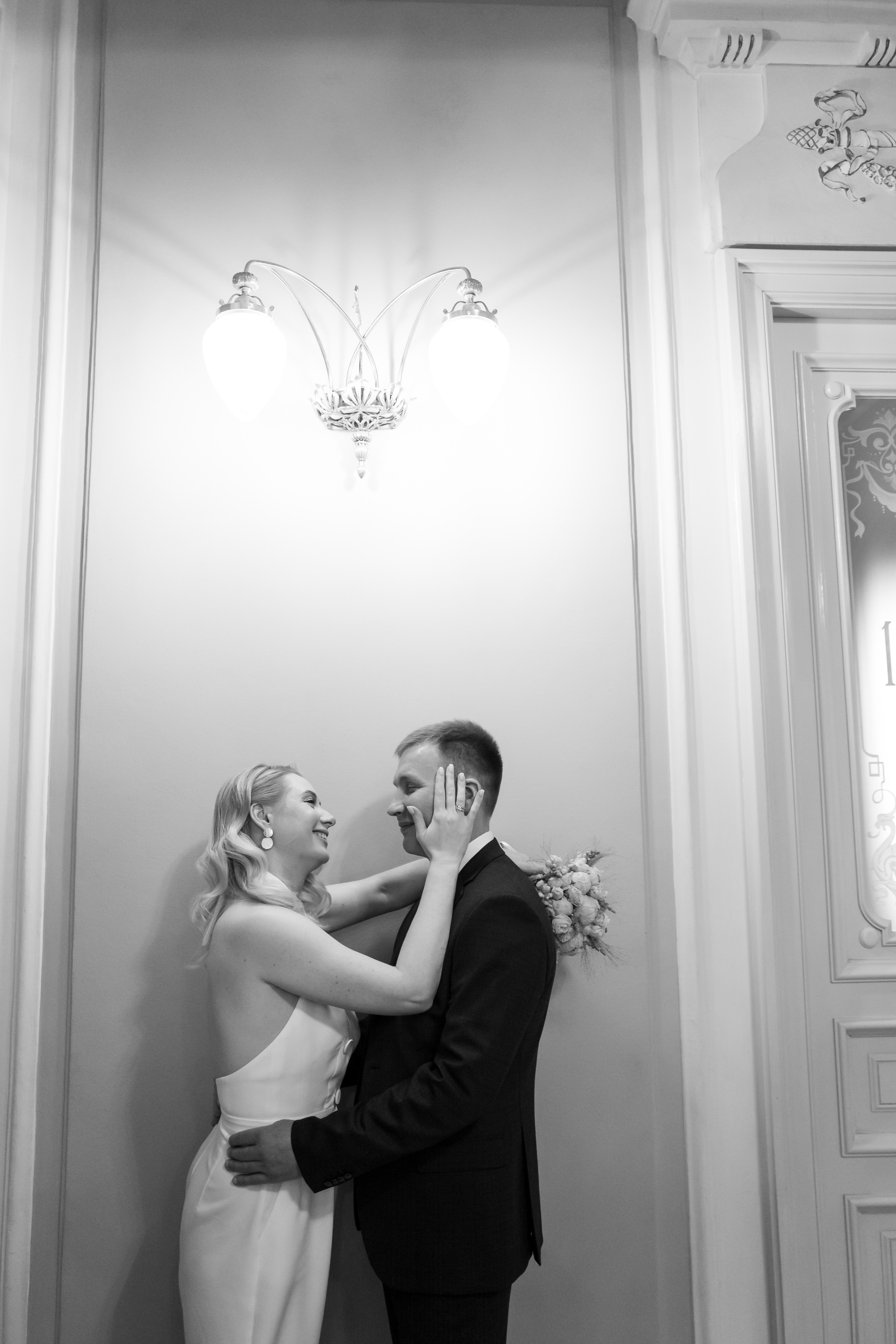 Торжественная регистрация брака в Отеле Националь. Фотография в Загсе Националь, Фотосессия в отеле Националь в Москве. Свадебная церемония. Фотосессия на лестнице в Загсе отеля Националь. Минималистичные, стильные фотографии со свадьбы в отеле Националь, фотограф Валентина Чемерилова