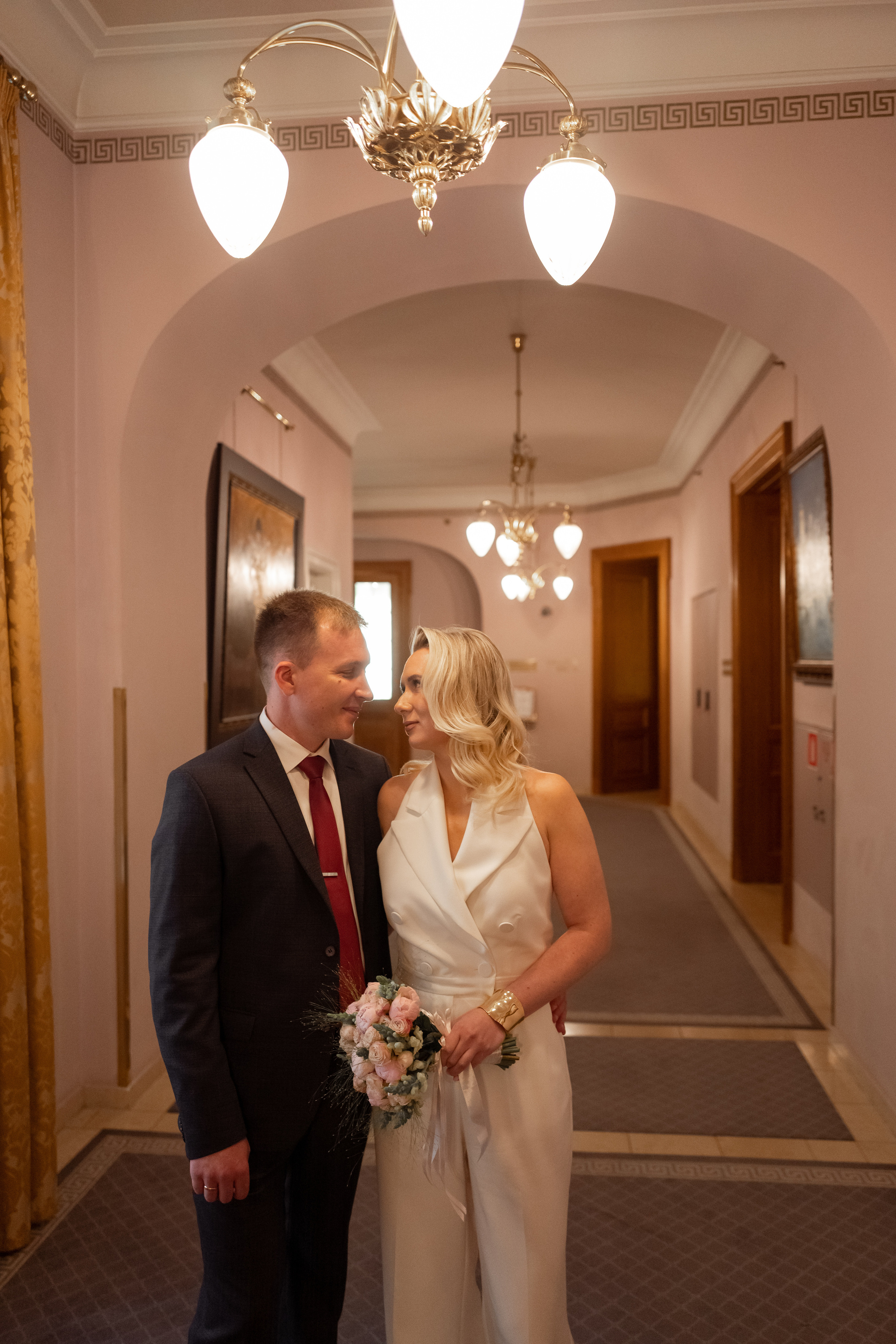 Торжественная регистрация брака в Отеле Националь. Фотография в Загсе Националь, Фотосессия в отеле Националь в Москве. Свадебная церемония. Фотограф в Загсе отеля Националь. Минималистичные, стильные фотографии со свадьбы в отеле Националь, фотограф Валентина Чемерилова