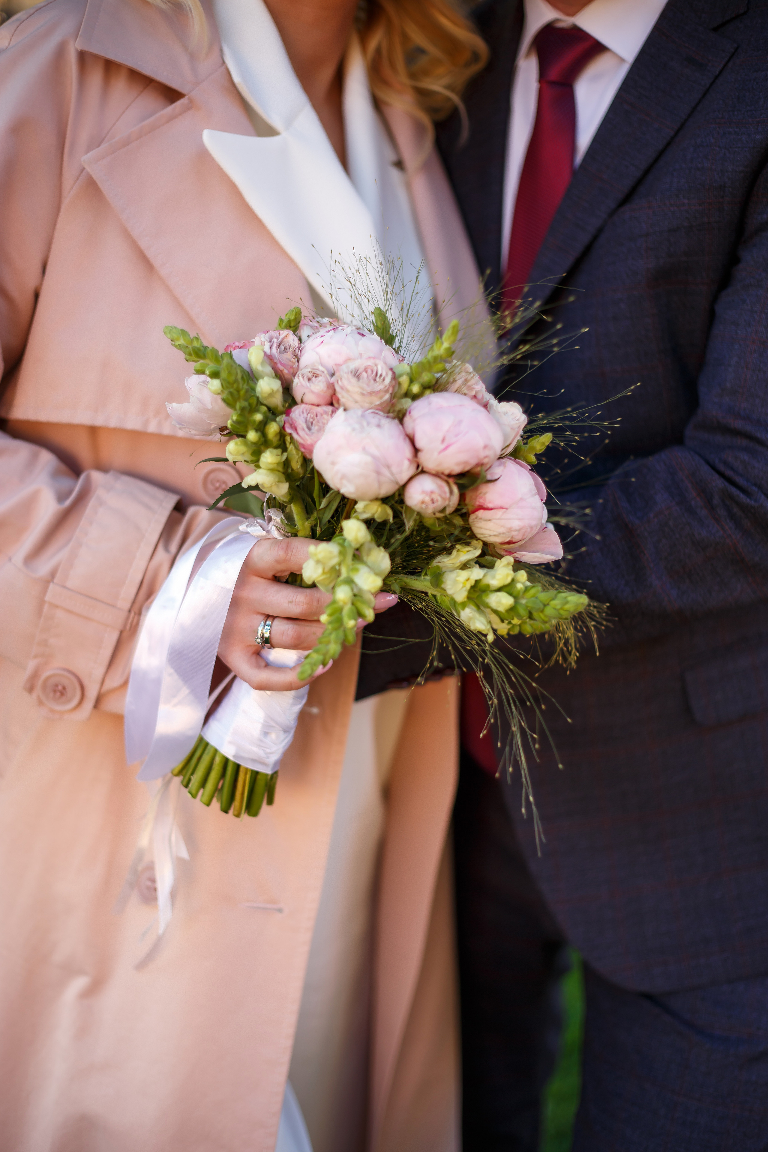 Торжественная регистрация брака в Отеле Националь. Фотография после регистрации в Загсе Националь, Фотосессия в отеле Националь в Москве. Свадебная церемония. Минималистичные, стильные фотографии со свадьбы в отеле Националь, фотограф Валентина Чемерилова