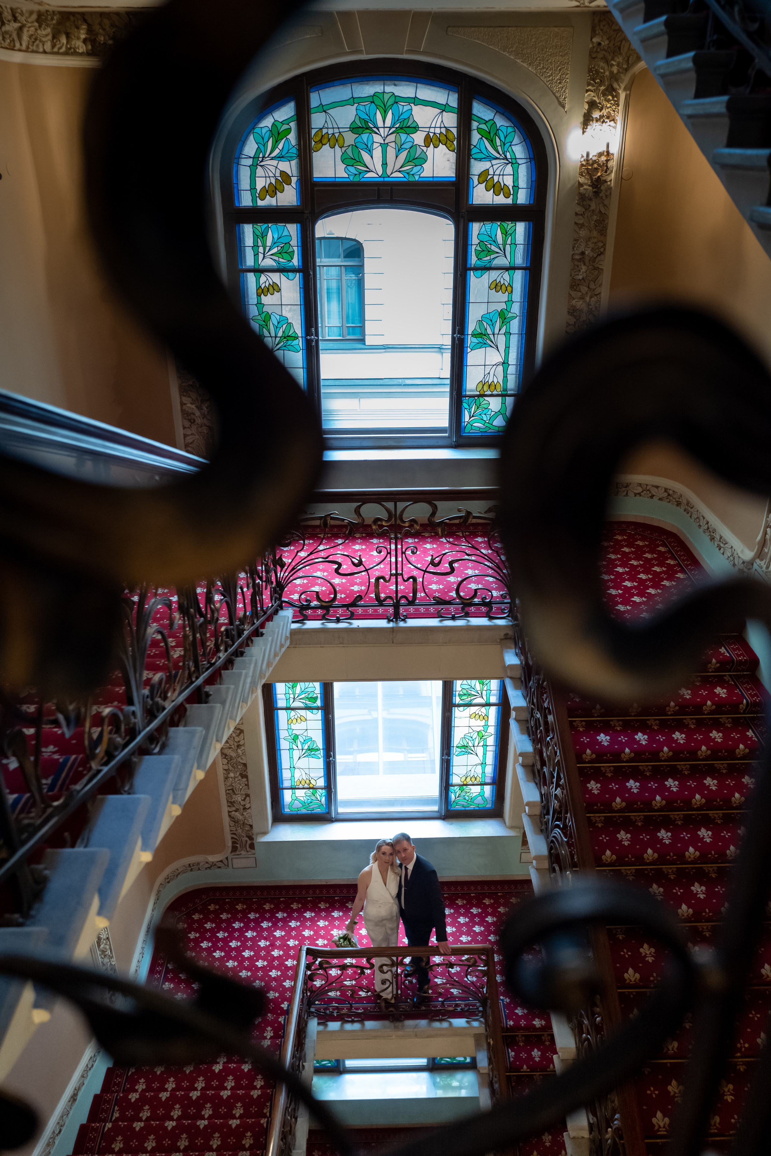 Торжественная регистрация брака в Отеле Националь. Фотография в Загсе Националь, Фотосессия в отеле Националь в Москве. Свадебная церемония. Фотосессия на лестнице в Загсе отеля Националь. Минималистичные, стильные фотографии со свадьбы в отеле Националь, фотограф Валентина Чемерилова