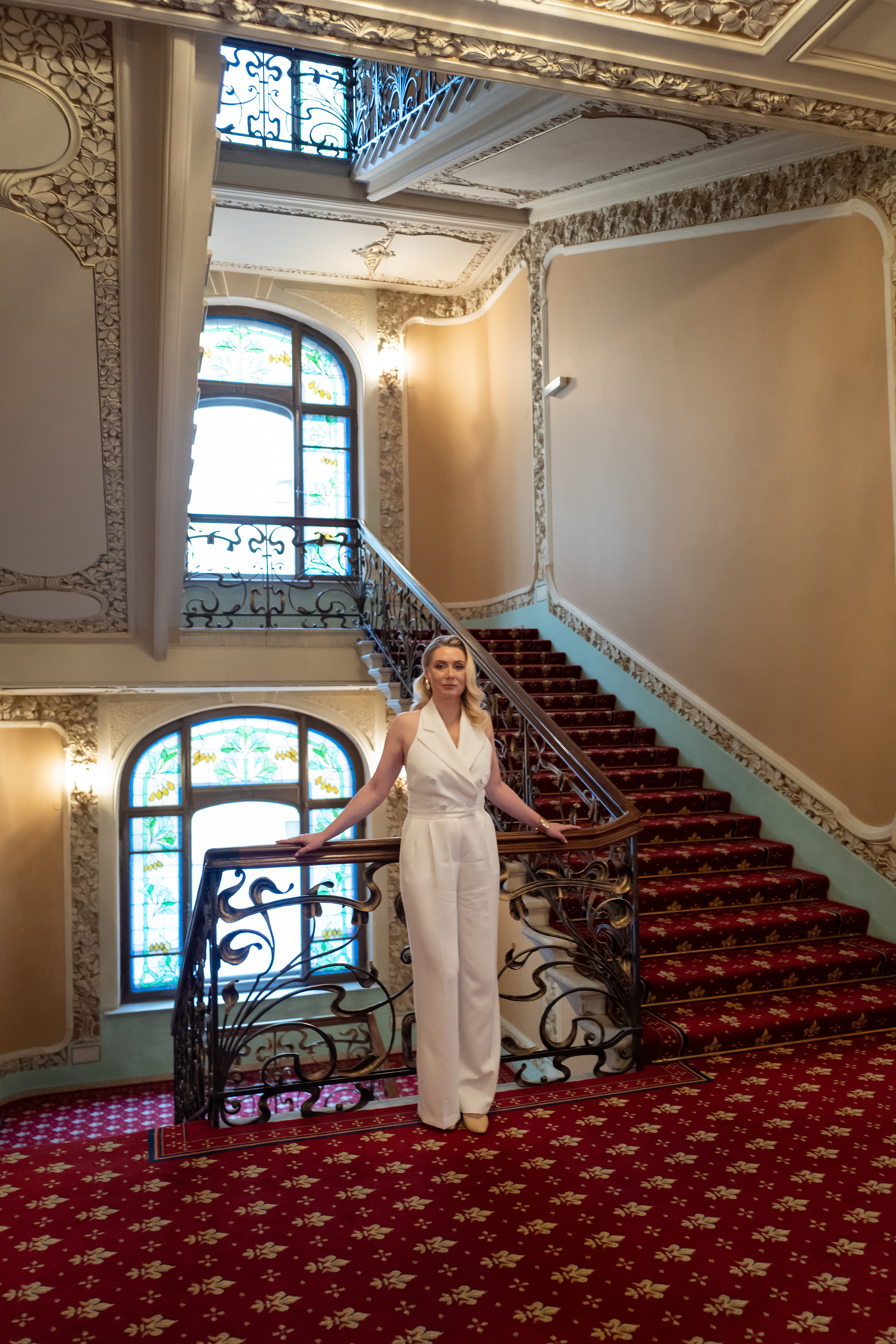 Торжественная регистрация брака в Отеле Националь. Фотография в Загсе Националь, Фотосессия в отеле Националь в Москве. Свадебная церемония. Фотосессия на лестнице в Загсе отеля Националь. Минималистичные, стильные фотографии со свадьбы в отеле Националь, фотограф Валентина Чемерилова