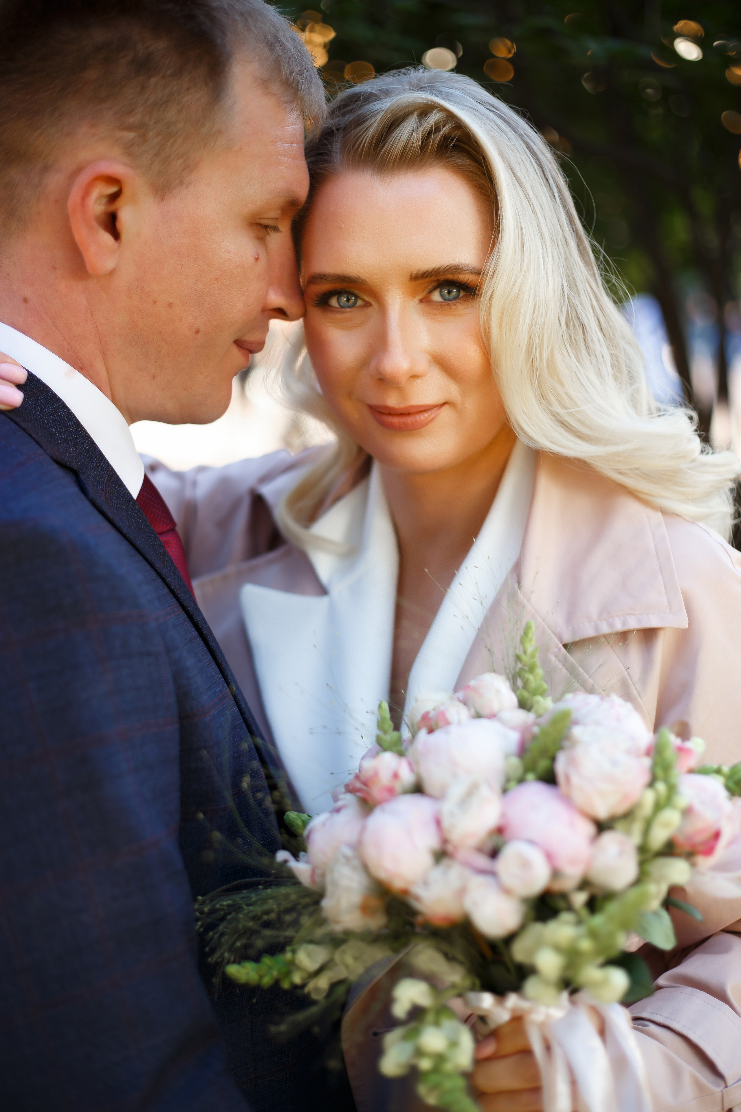 Торжественная регистрация брака в Отеле Националь. Фотография после регистрации в Загсе Националь, Фотосессия в отеле Националь в Москве. Свадебная церемония. Минималистичные, стильные фотографии со свадьбы в отеле Националь, фотограф Валентина Чемерилова