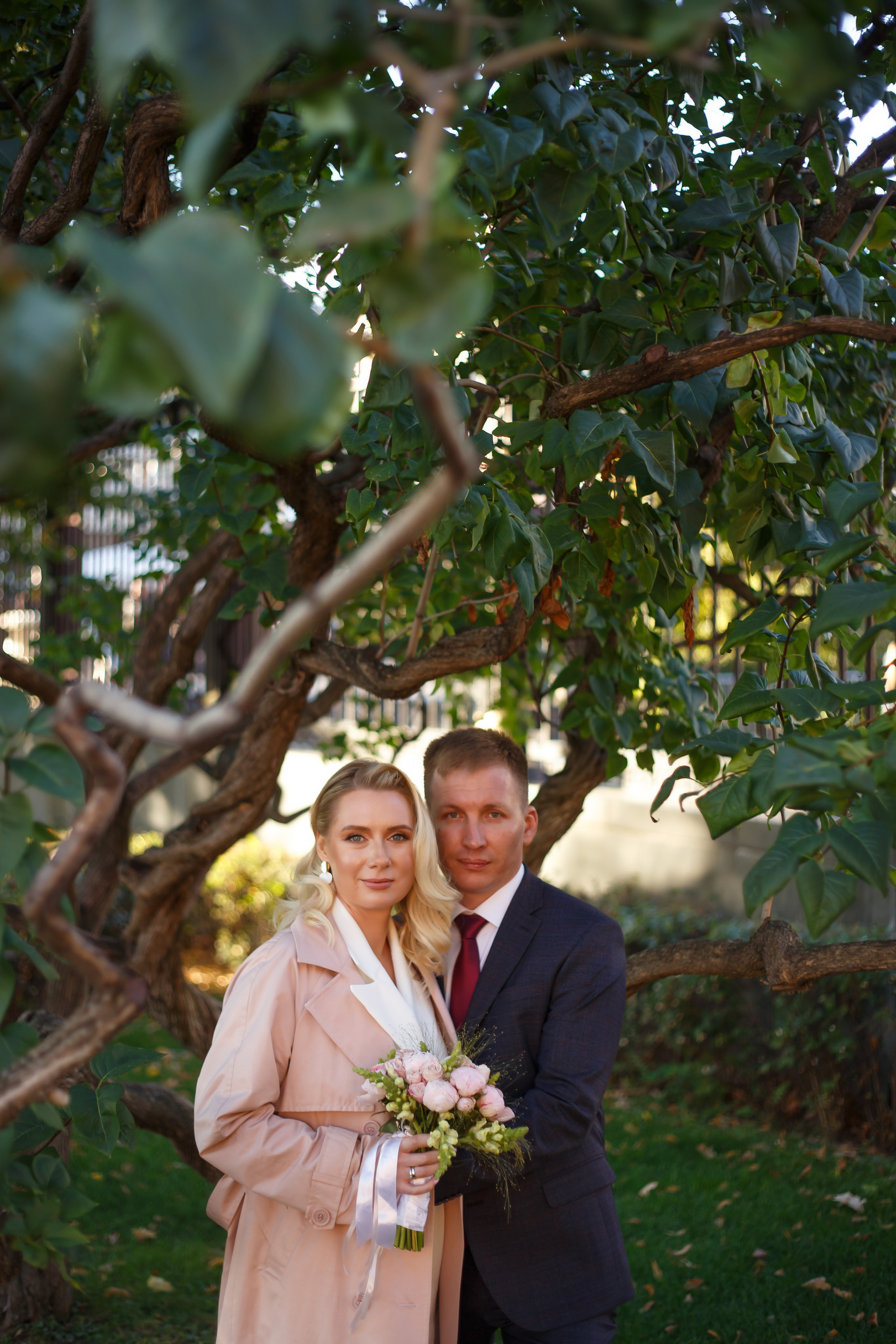 Торжественная регистрация брака в Отеле Националь. Фотография после регистрации в Загсе Националь, Фотосессия в отеле Националь в Москве. Свадебная церемония. Минималистичные, стильные фотографии со свадьбы в отеле Националь, фотограф Валентина Чемерилова