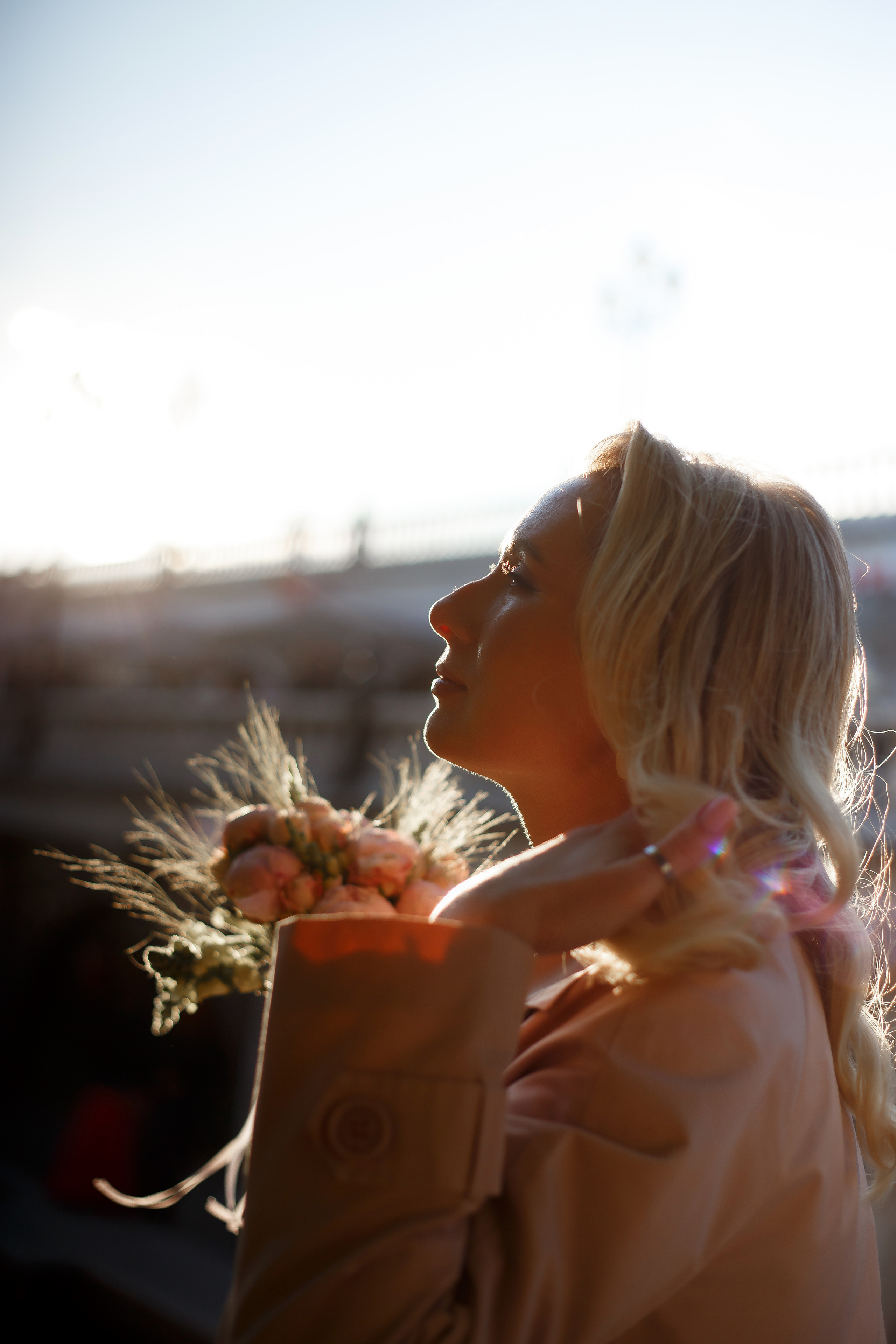 Торжественная регистрация брака в Отеле Националь. Фотография после регистрации в Загсе Националь, Фотосессия в отеле Националь в Москве. Свадебная церемония. Минималистичные, стильные фотографии со свадьбы в отеле Националь, фотограф Валентина Чемерилова