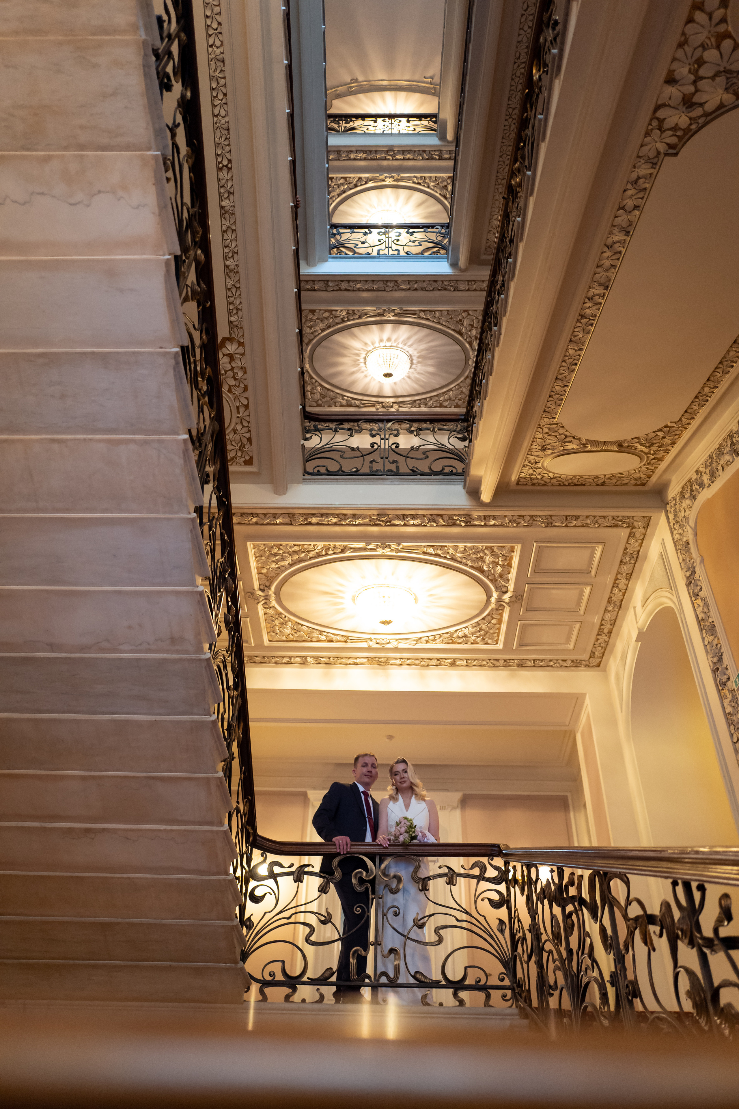 Торжественная регистрация брака в Отеле Националь. Фотография в Загсе Националь, Фотосессия в отеле Националь в Москве. Свадебная церемония. Фотосессия на лестнице в Загсе отеля Националь. Минималистичные, стильные фотографии со свадьбы в отеле Националь, фотограф Валентина Чемерилова