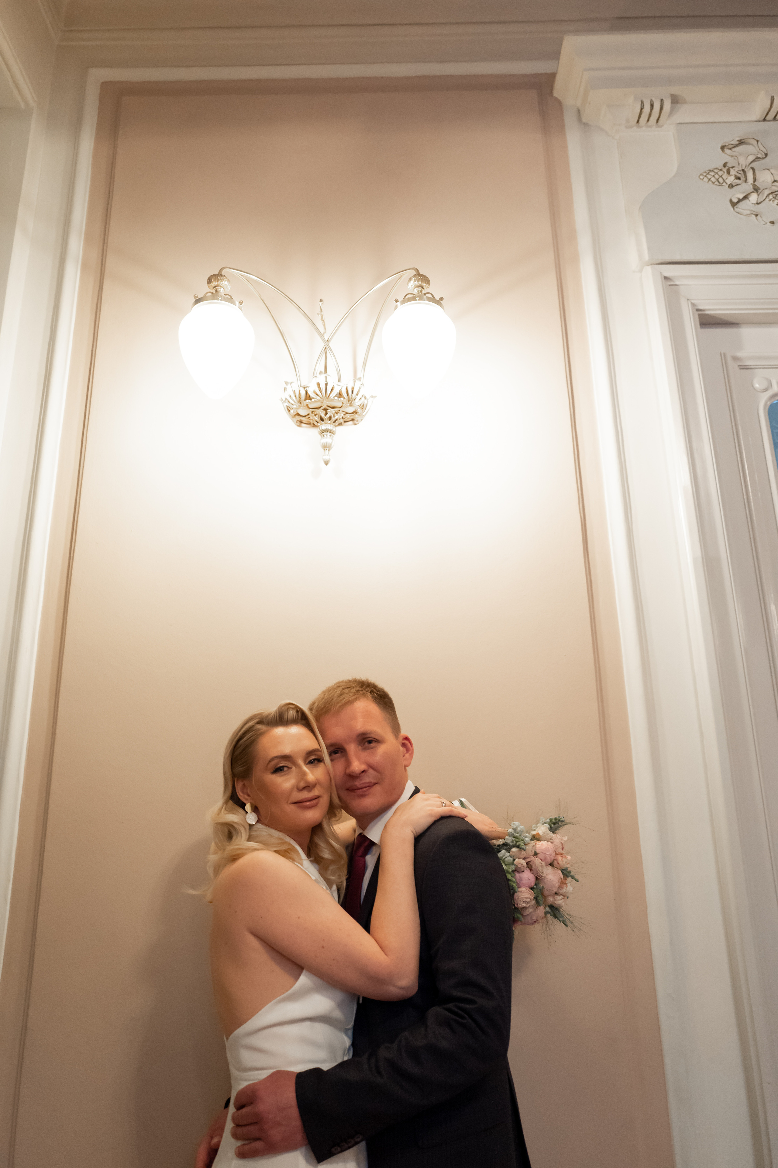 Торжественная регистрация брака в Отеле Националь. Фотография в Загсе Националь, Фотосессия в отеле Националь в Москве. Свадебная церемония. Фотосессия на лестнице в Загсе отеля Националь. Минималистичные, стильные фотографии со свадьбы в отеле Националь, фотограф Валентина Чемерилова