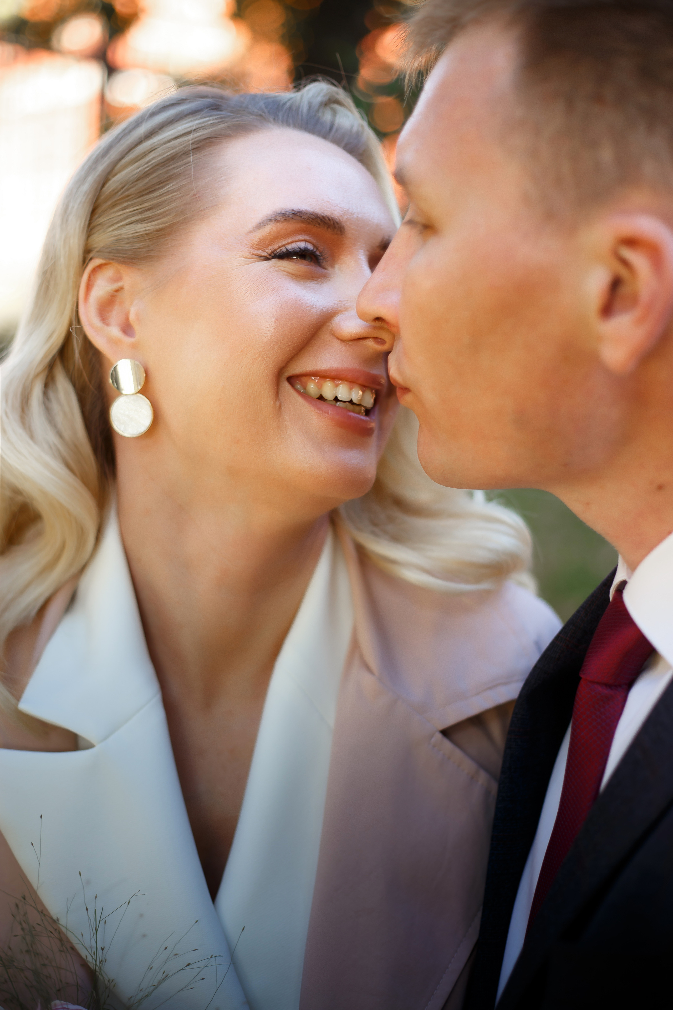 Торжественная регистрация брака в Отеле Националь. Фотография после регистрации в Загсе Националь, Фотосессия в отеле Националь в Москве. Свадебная церемония. Минималистичные, стильные фотографии со свадьбы в отеле Националь, фотограф Валентина Чемерилова