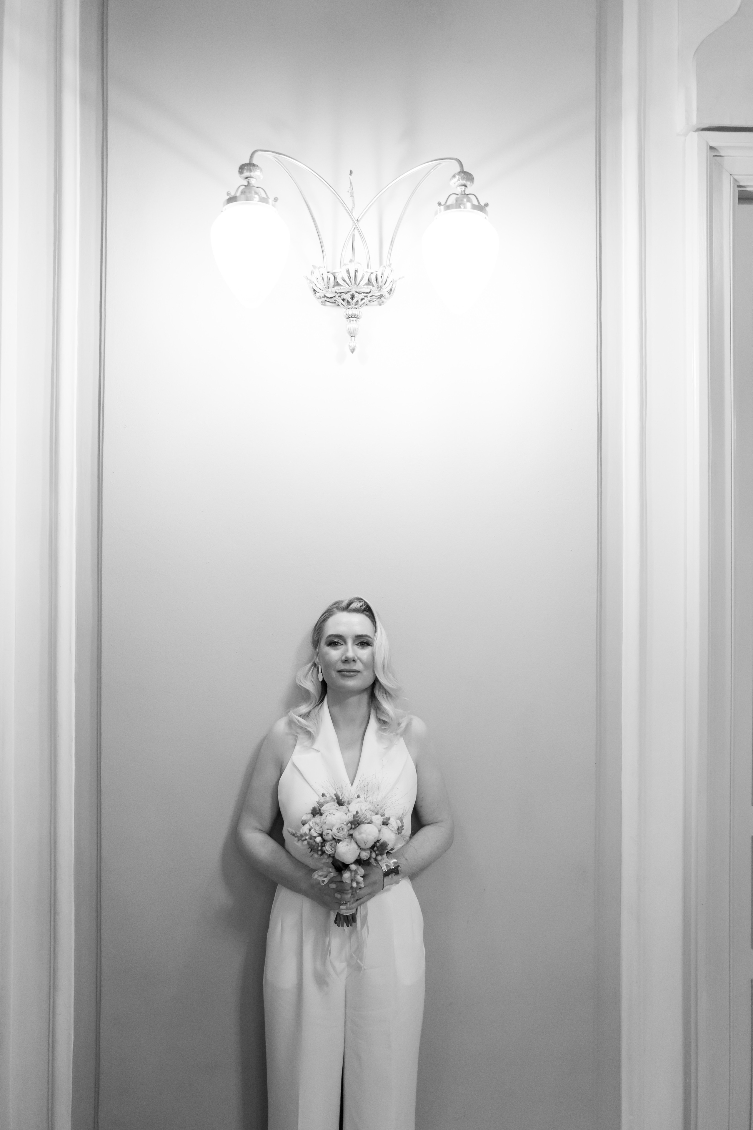 Торжественная регистрация брака в Отеле Националь. Фотография в Загсе Националь, Фотосессия в отеле Националь в Москве. Свадебная церемония. Фотосессия на лестнице в Загсе отеля Националь. Минималистичные, стильные фотографии со свадьбы в отеле Националь, фотограф Валентина Чемерилова