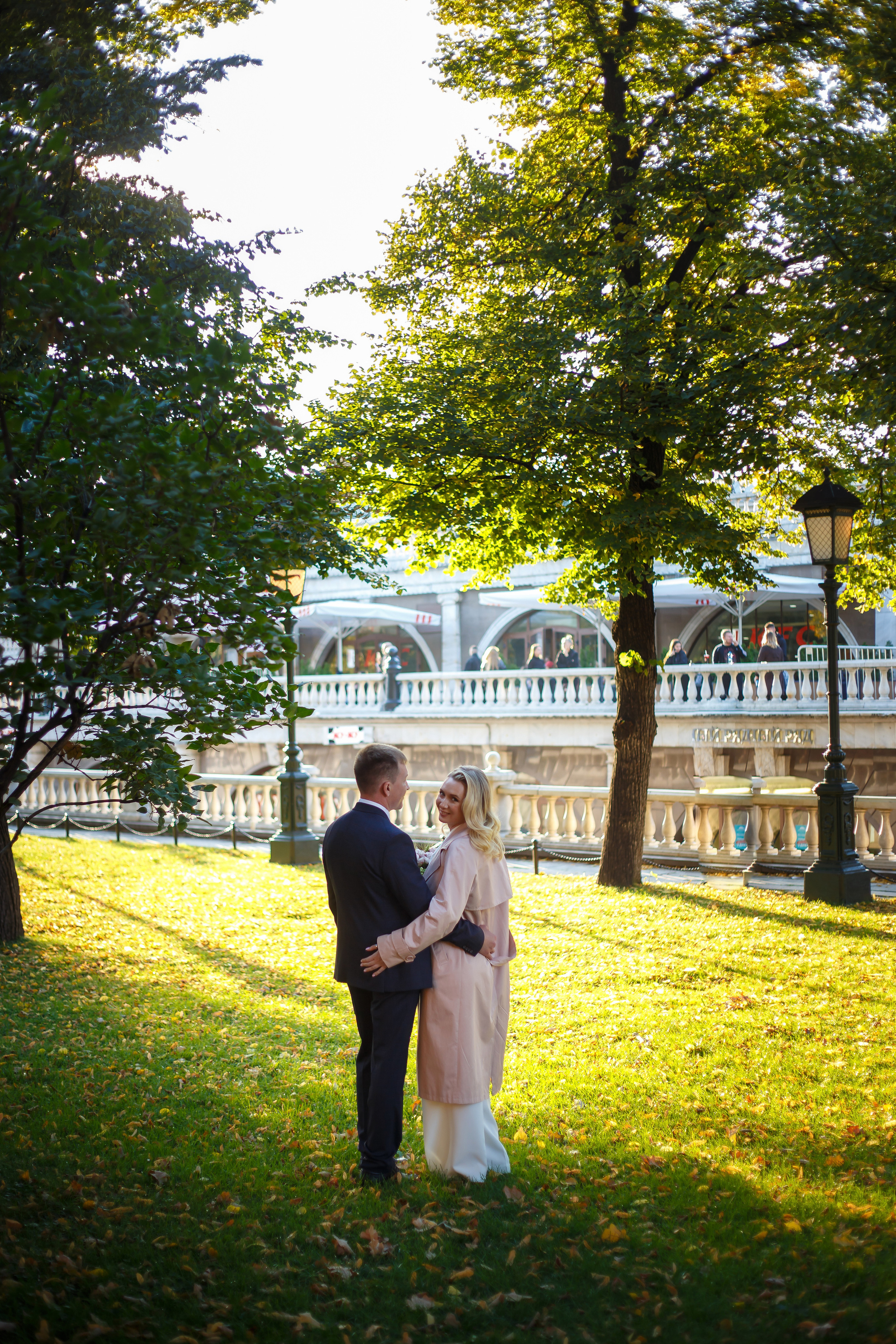 Торжественная регистрация брака в Отеле Националь. Фотография после регистрации в Загсе Националь, Фотосессия в отеле Националь в Москве. Свадебная церемония. Минималистичные, стильные фотографии со свадьбы в отеле Националь, фотограф Валентина Чемерилова