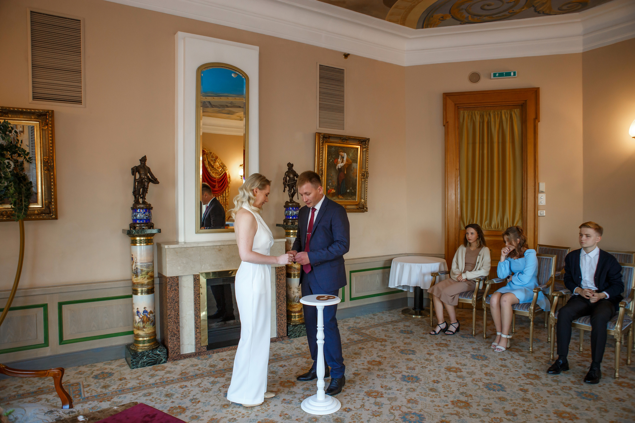 Торжественная регистрация брака в Отеле Националь. Фотография в Загсе Националь, Фотосессия в отеле Националь в Москве. Свадебная церимония.