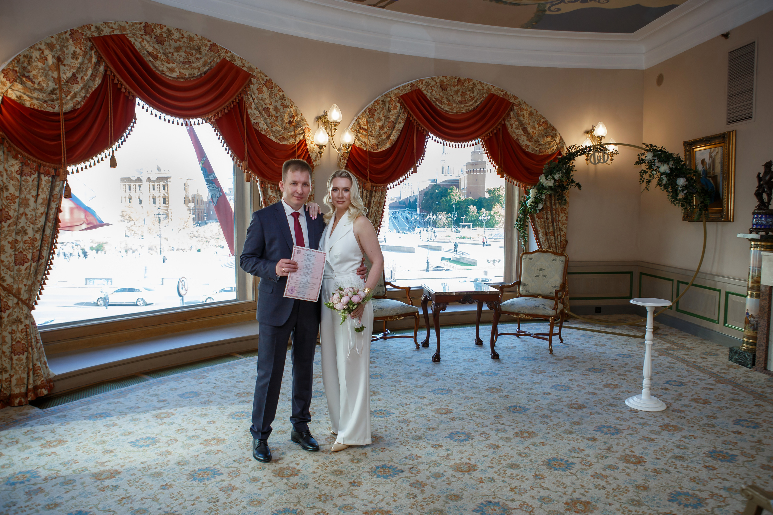 Торжественная регистрация брака в Отеле Националь. Фотография в Загсе Националь, Фотосессия в отеле Националь в Москве. Свадебная церемония. Поздравление гостей после регистрации брака в отеле рядом с Красной площадью в Москве. Выбор фотографа.