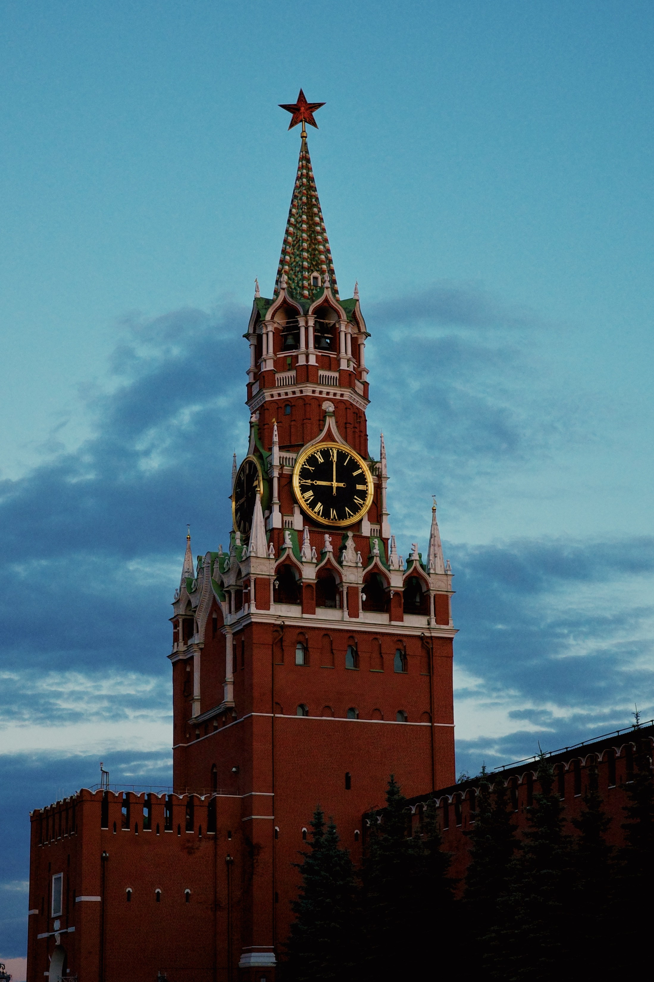 Красная площадь, Кремль и Зарядье: фото вечерней Москвы