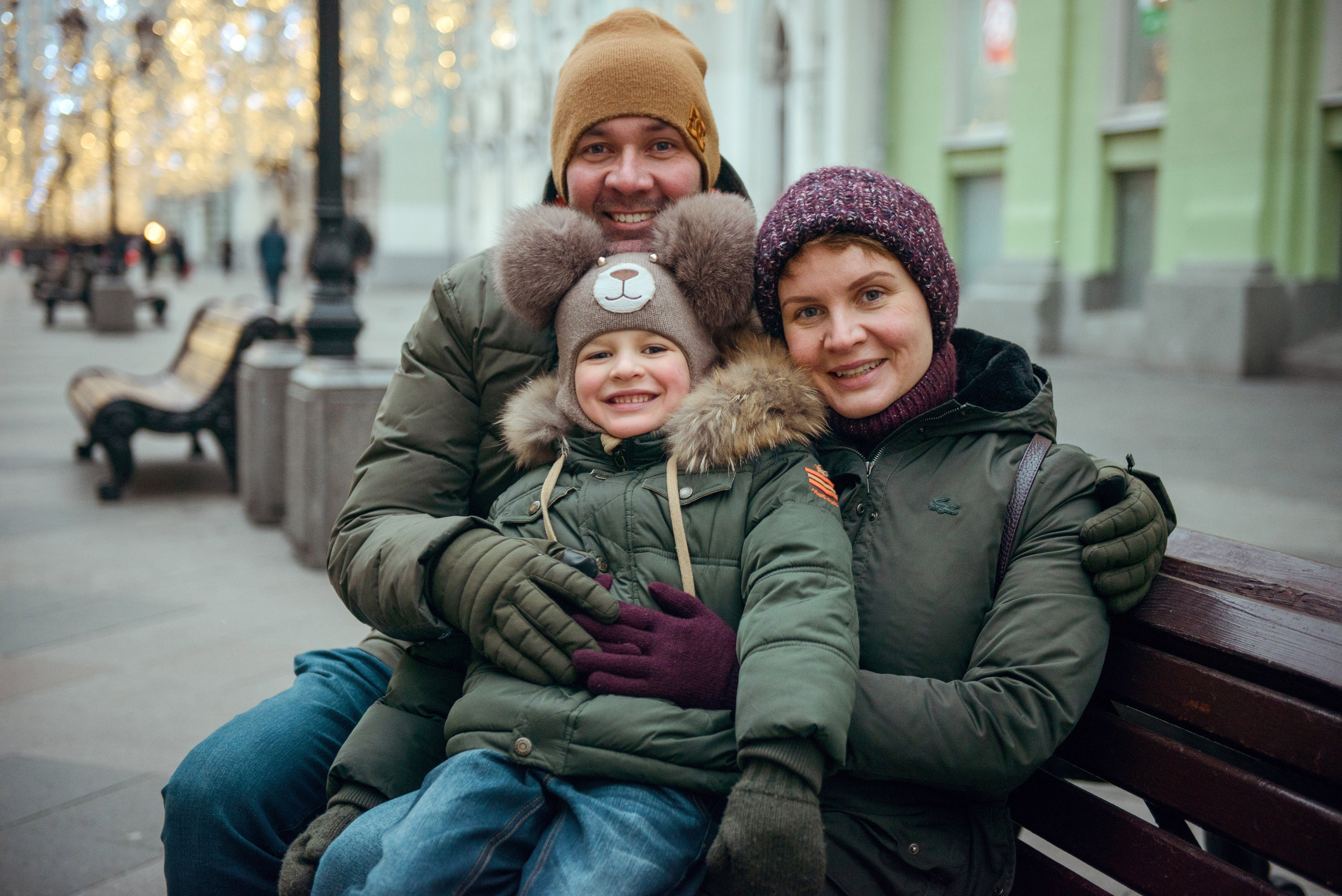 family photo shoot walking in the city. New Year Christmas photoshoot (Photographer in Edinburgh Elena Carruthers)