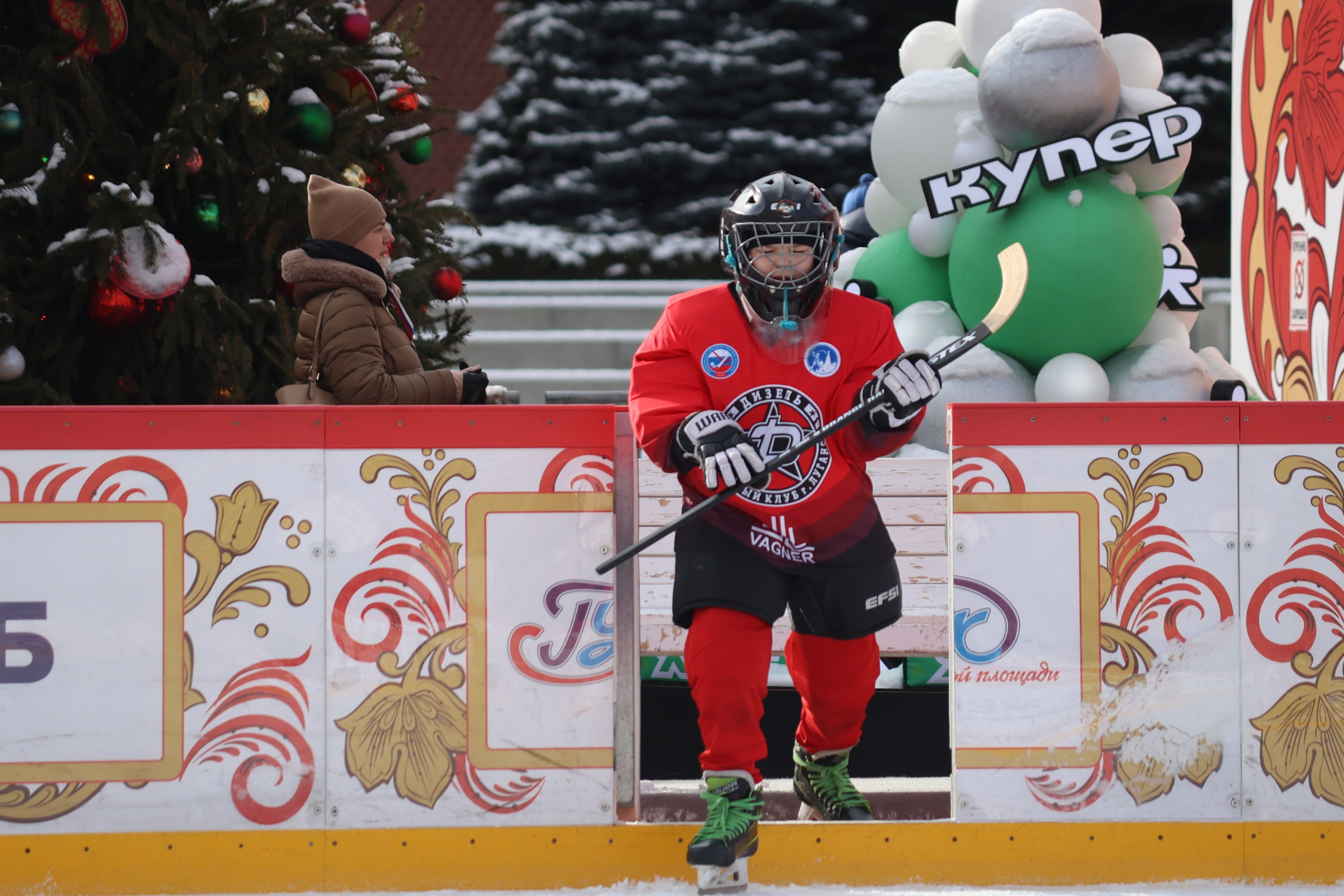 Выход игрока хоккея с мячом на лед на Красной площади