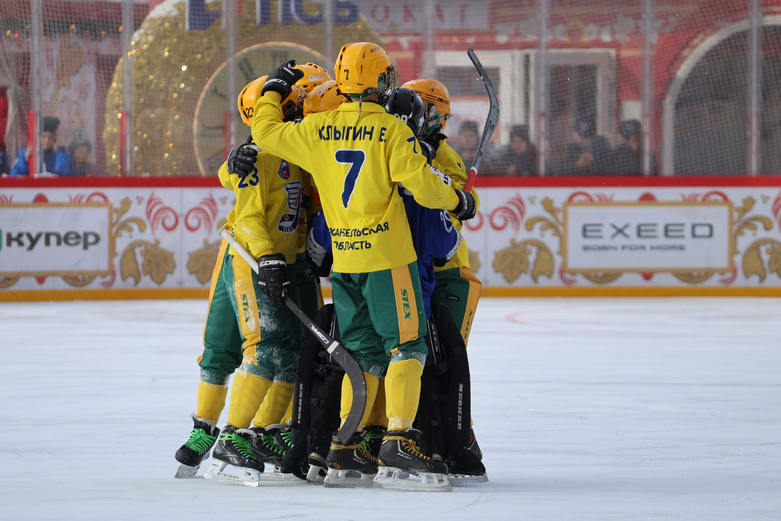 Хоккей с мячем на Красной площади. Фото. Репортажный фотограф, спортивный фотограф в Москве и области