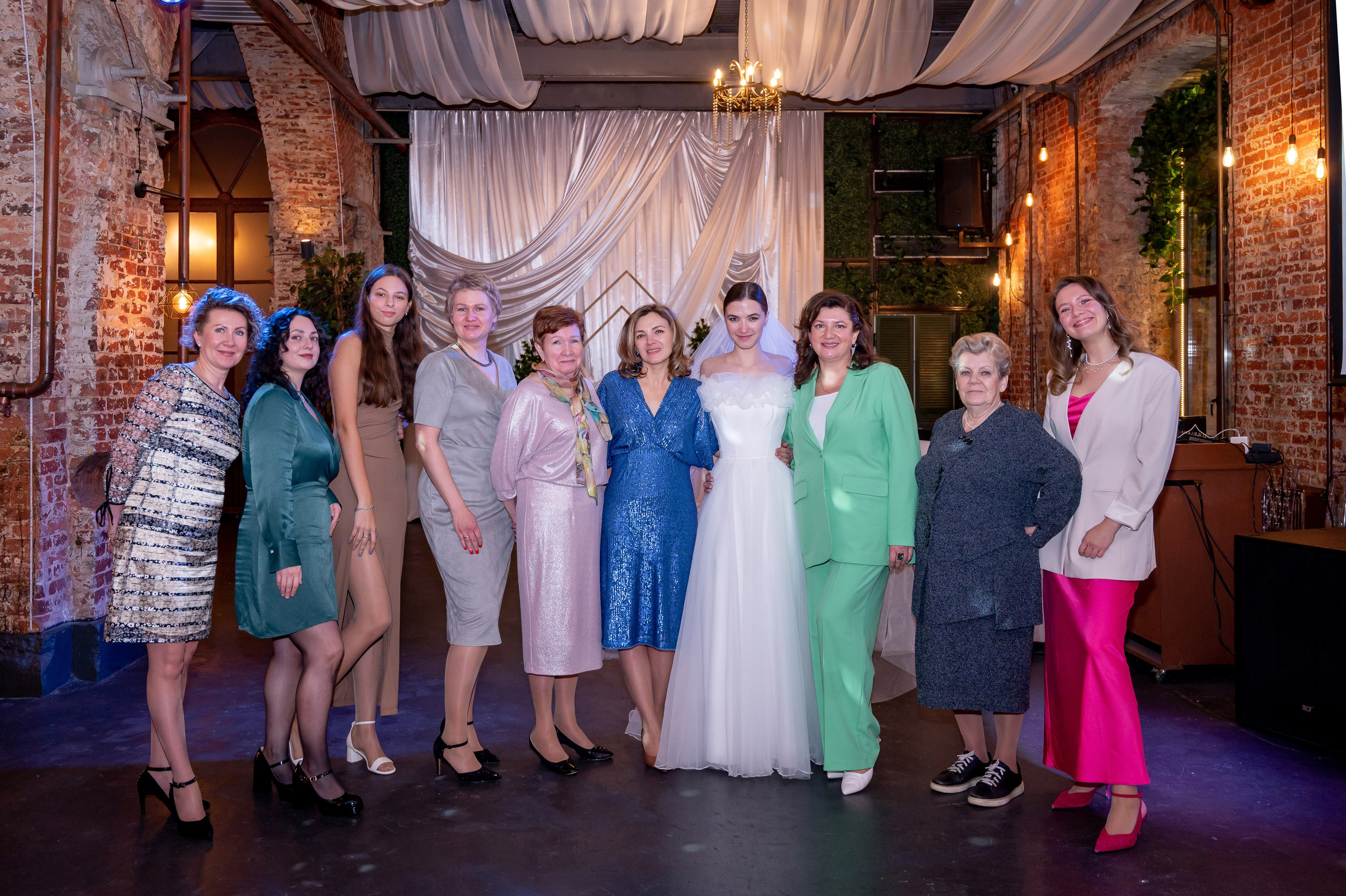 Осенняя великолепная свадебная прогулка жениха и невесты в октябре в Санкт-Петербурге в Михайловском парке и у Атлантов на Миллионной улице. Портретный, семейный и свадебный фотограф в Санкт-Петербурге и в Пушкине Ширяев Денис