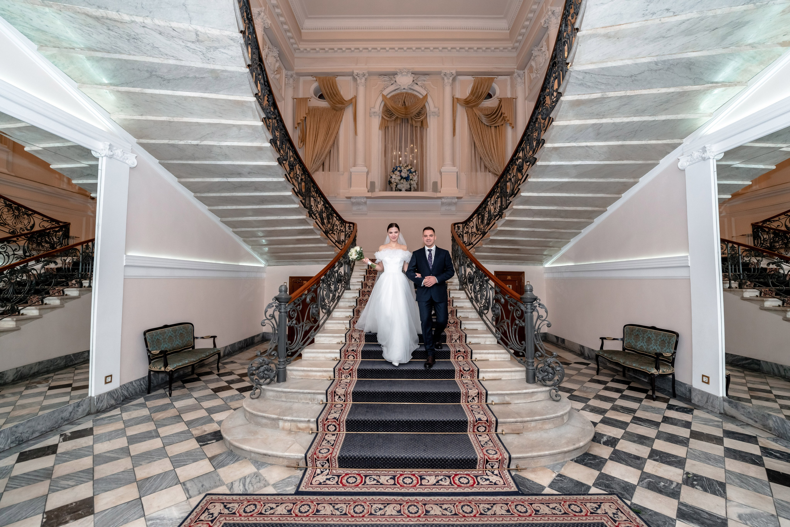 Осенняя великолепная свадебная прогулка жениха и невесты в октябре в Санкт-Петербурге в Михайловском парке и у Атлантов на Миллионной улице. Портретный, семейный и свадебный фотограф в Санкт-Петербурге и в Пушкине Ширяев Денис