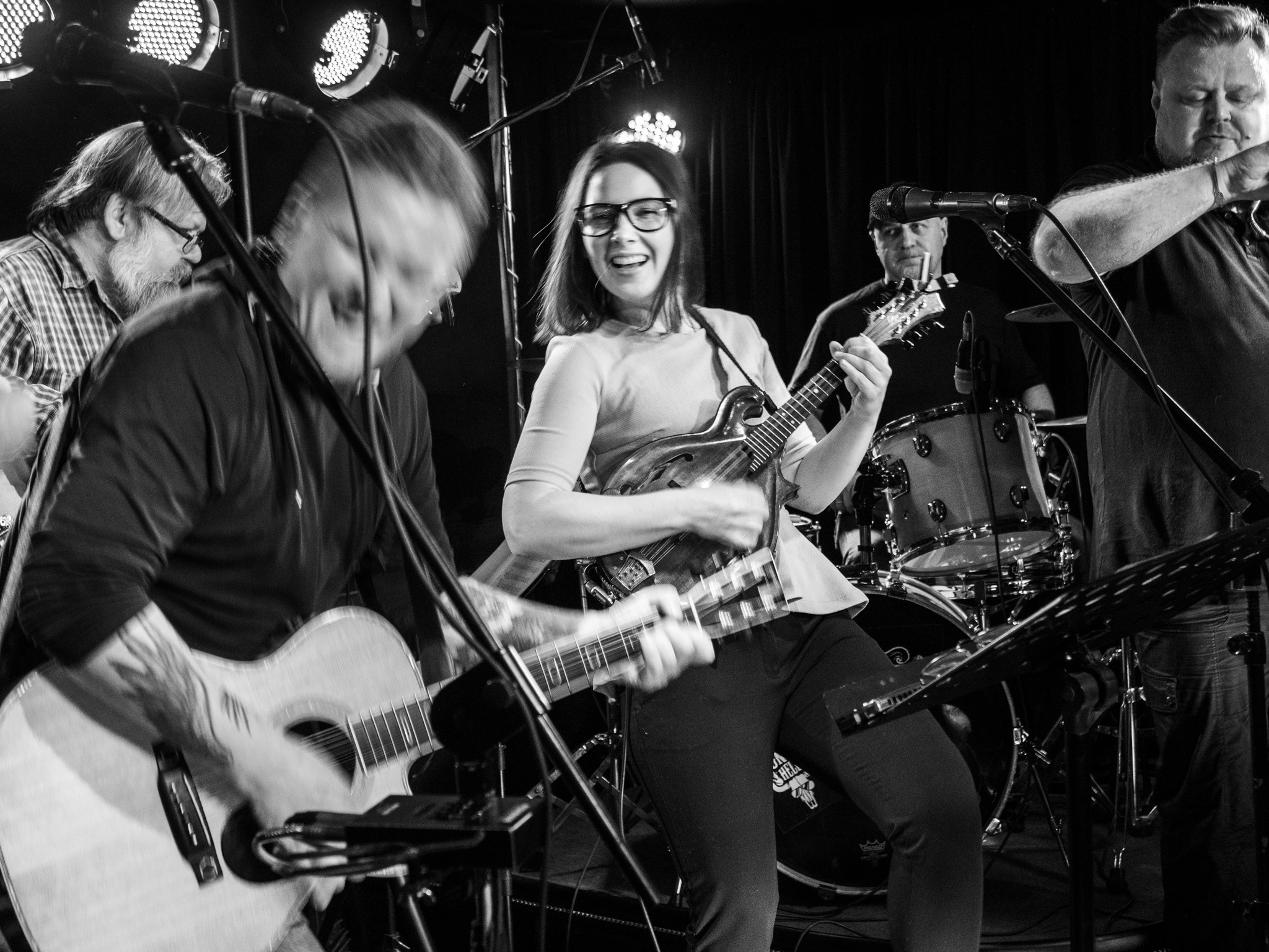 Ольга Егорова - мандолина, Роман Пальмов - гитара