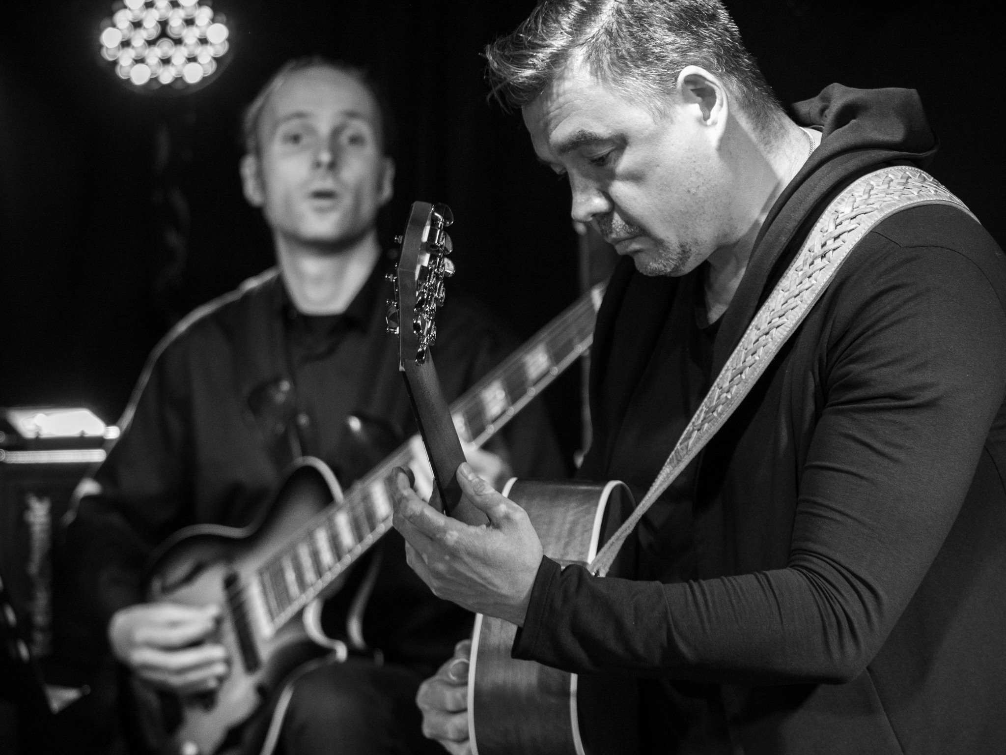 Алексей Давлетшин - гитара, Алексей Заволокин - бас