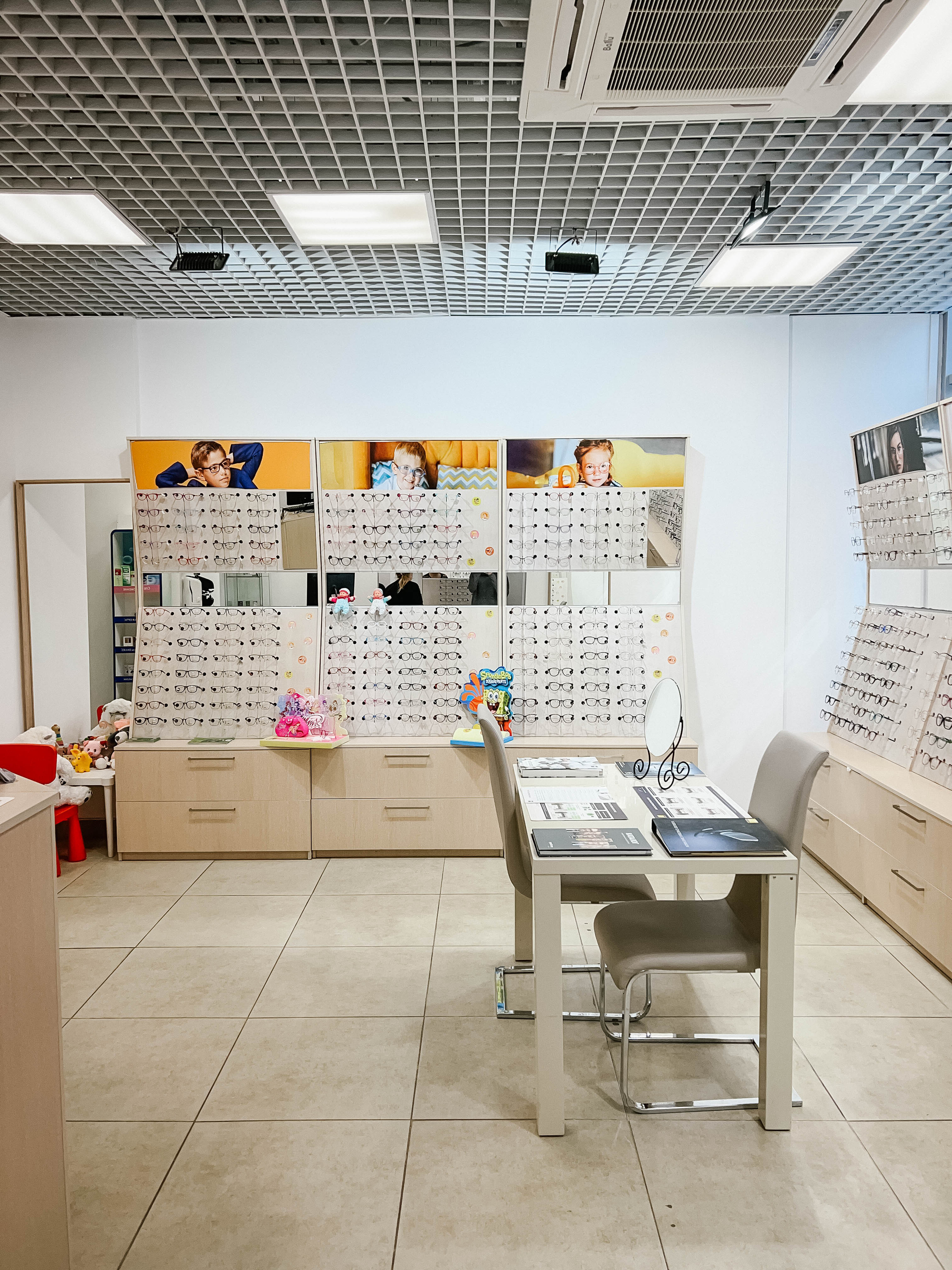 Заказать очки. Оптика для всей семьи Оптик Сторис в Москве