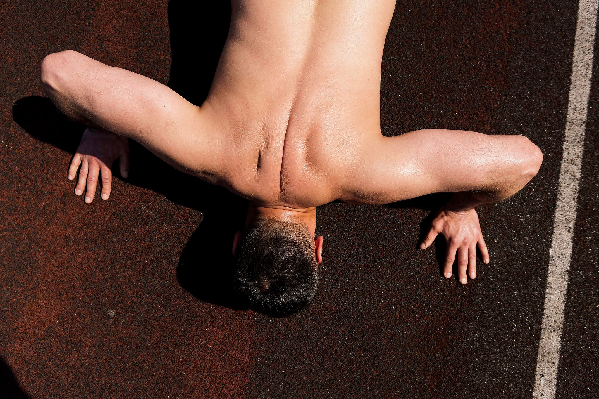 Любительская хоккейная команда тренируется на сборах в городе Сочи. Съемка 2023 года.