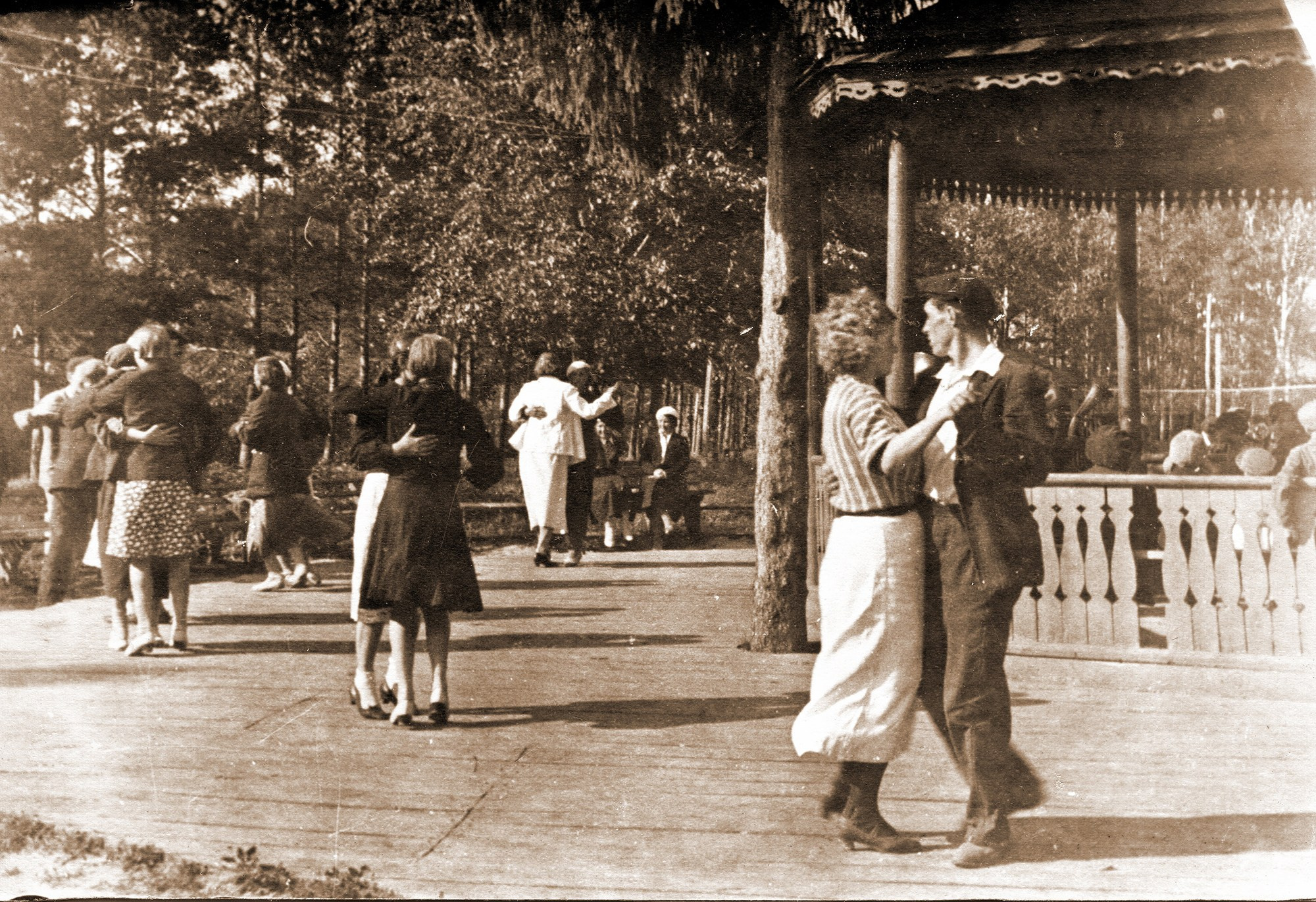 На танцплощадке у беседки в парке, 1940 год. Раньше здесь проходили танцы и концерты духового оркестра. Долгое время парк был заброшен. В 2024 году его восстановили и построили новую беседку. Теперь сюда приходят гулять местные и жители соседних сёл. В 1930-х годах туристы, посетившие коммуну, поделились в американской прессе своими впечатлениями: «Мы снимали на киноплёнку, как поют и танцуют дети и комсомольцы. Каждый вечер было одно удовольствие наблюдать за танцами молодёжи под музыку! Это было не так шумно, как на одном из наших западных кукурузных гуляний, но гораздо более грациозно и красиво. В танце, драматургии и музыке, пожалуй, ни один крестьянин в мире не превзойдет их. Их отдых находится на более высоком уровне, чем утончённые танцы или джаз в городах Америки». Фото из фондов краеведческого музея Кирсановского муниципального округа. Фото: из фондов краеведческого музея Кирсановского муниципального округа.