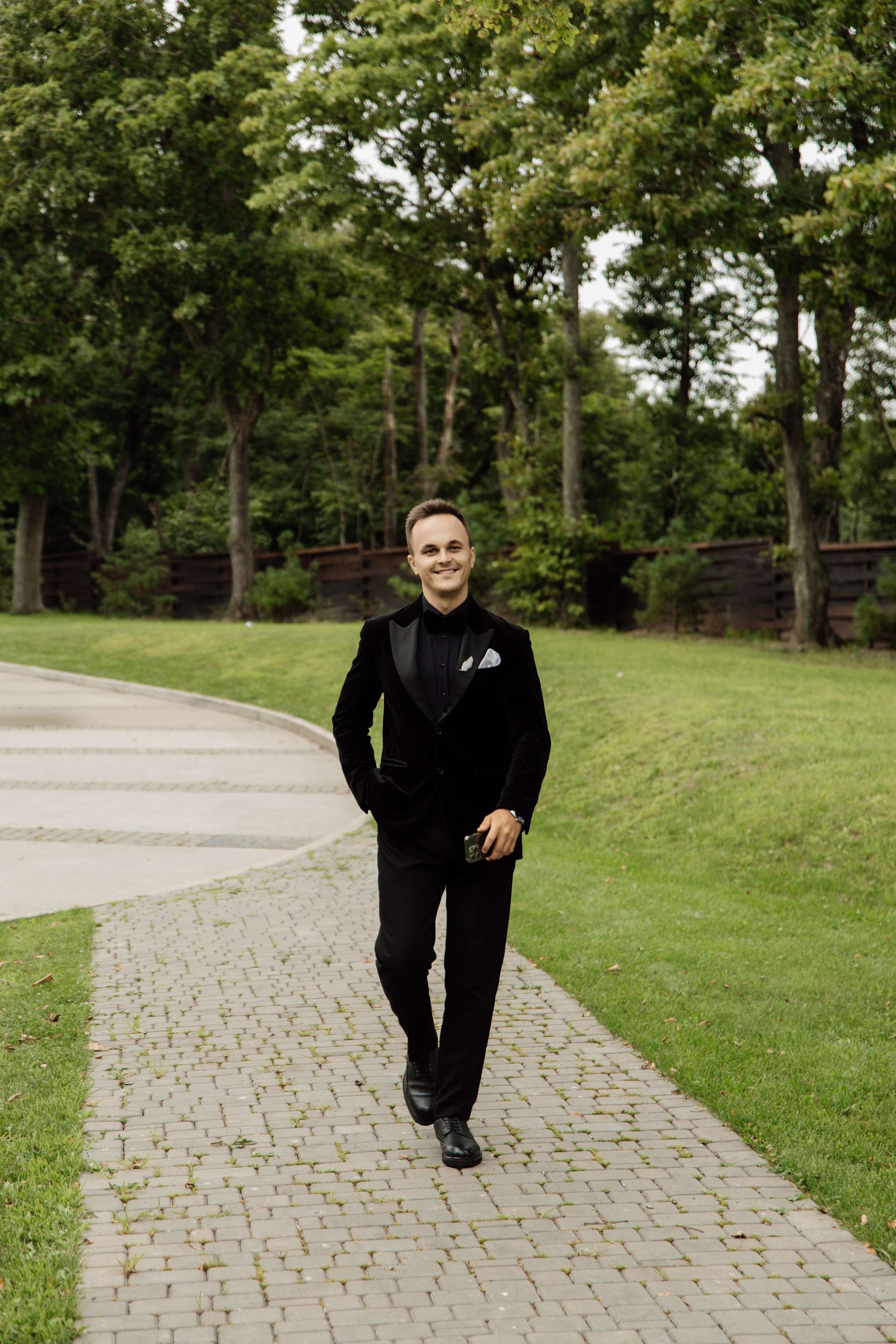 Я создаю профессиональные фотографии, которые сохраняют эмоции, детали и атмосферу вашего праздника. Свадебный фотограф во Владивостоке