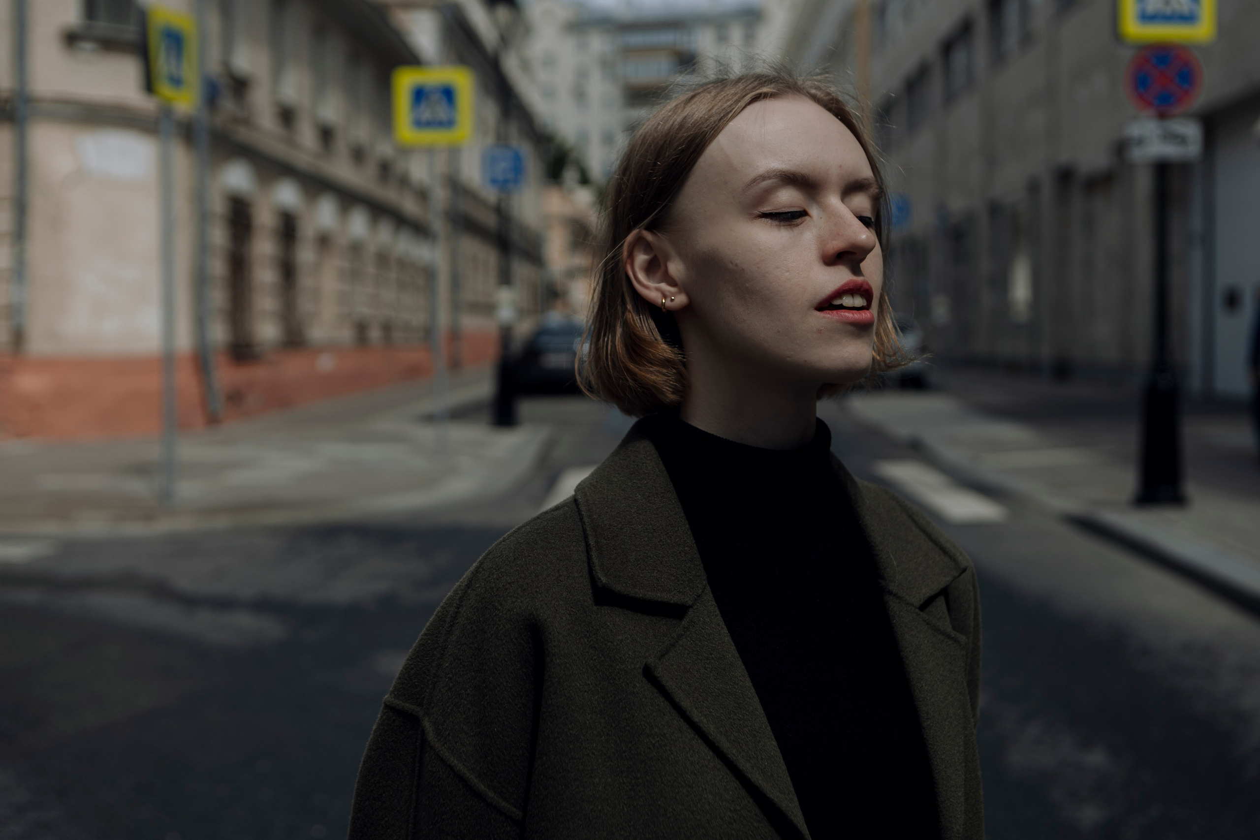 Строгий женский портрет у старинных зданий в центре Москвы, фотосессия