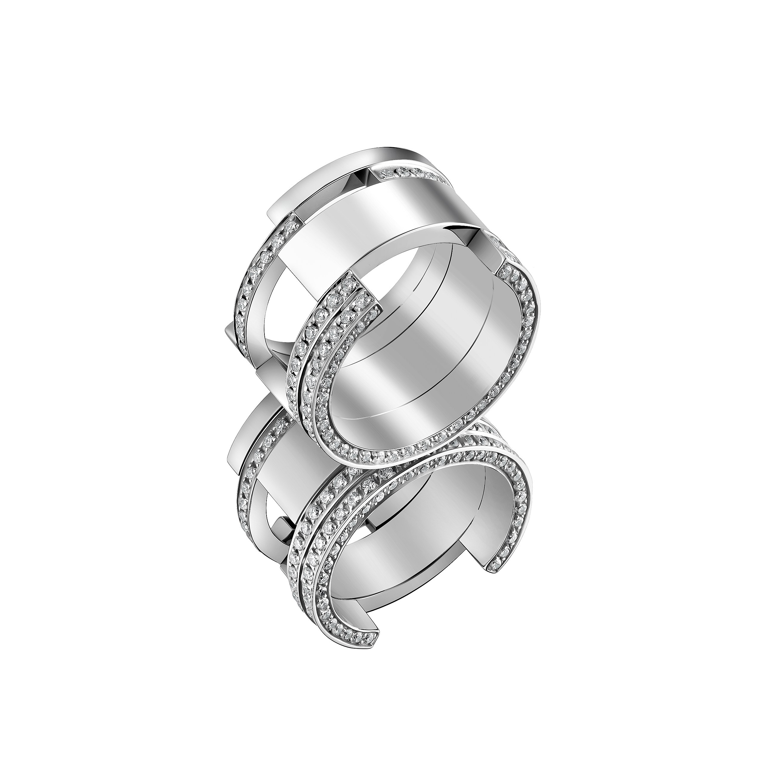 Предметная фотография для маркетплейсов широкого кольца в серебре с плавными линиями и бриллиантовой инкрустацией, крупный план деталей, для каталога ювелирных изделий.
