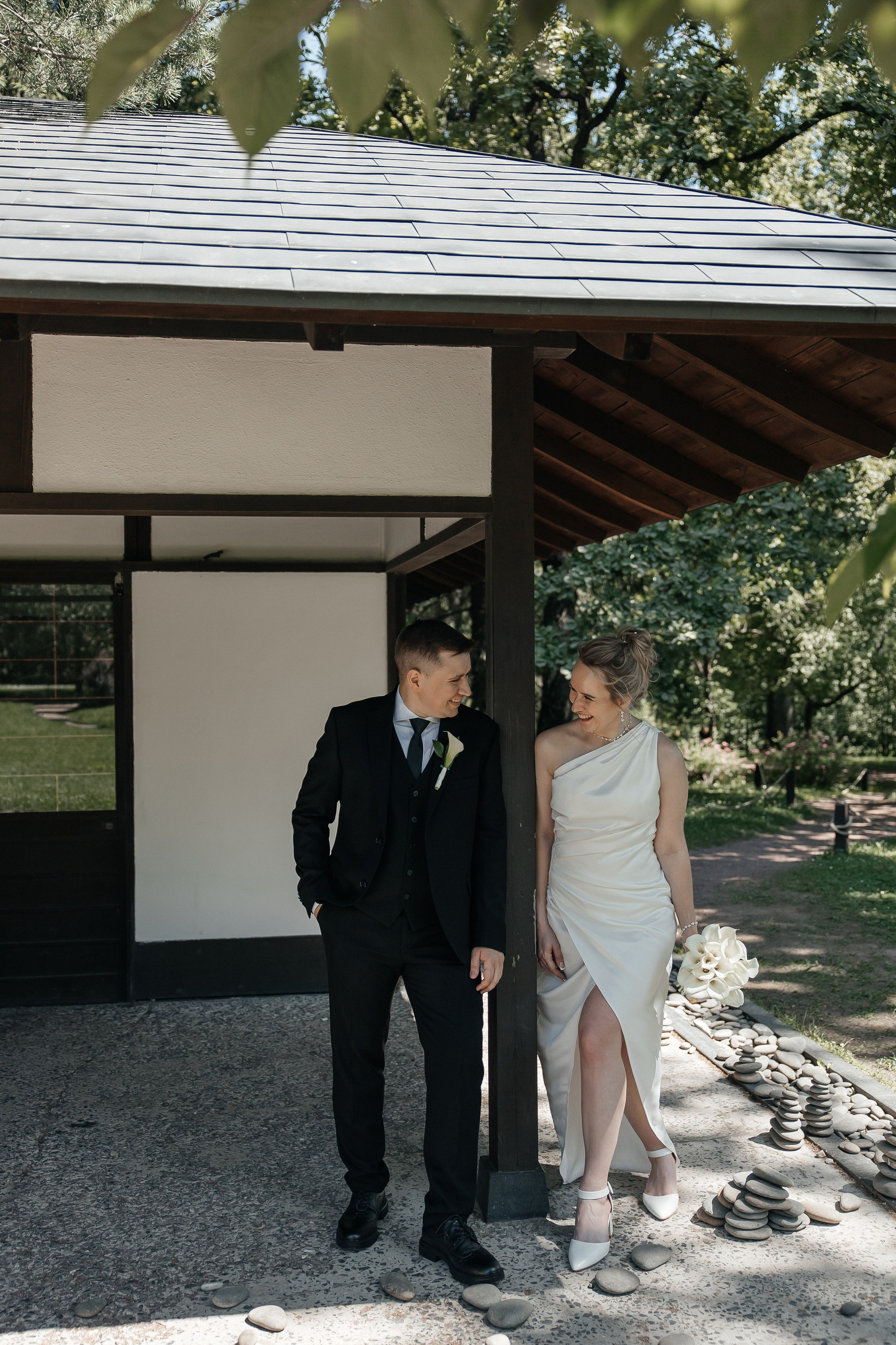 Свадебная фотосессия в Ботаническом саду имени Цицина. Свадебный фотограф в Москве Дарья Олендарёва