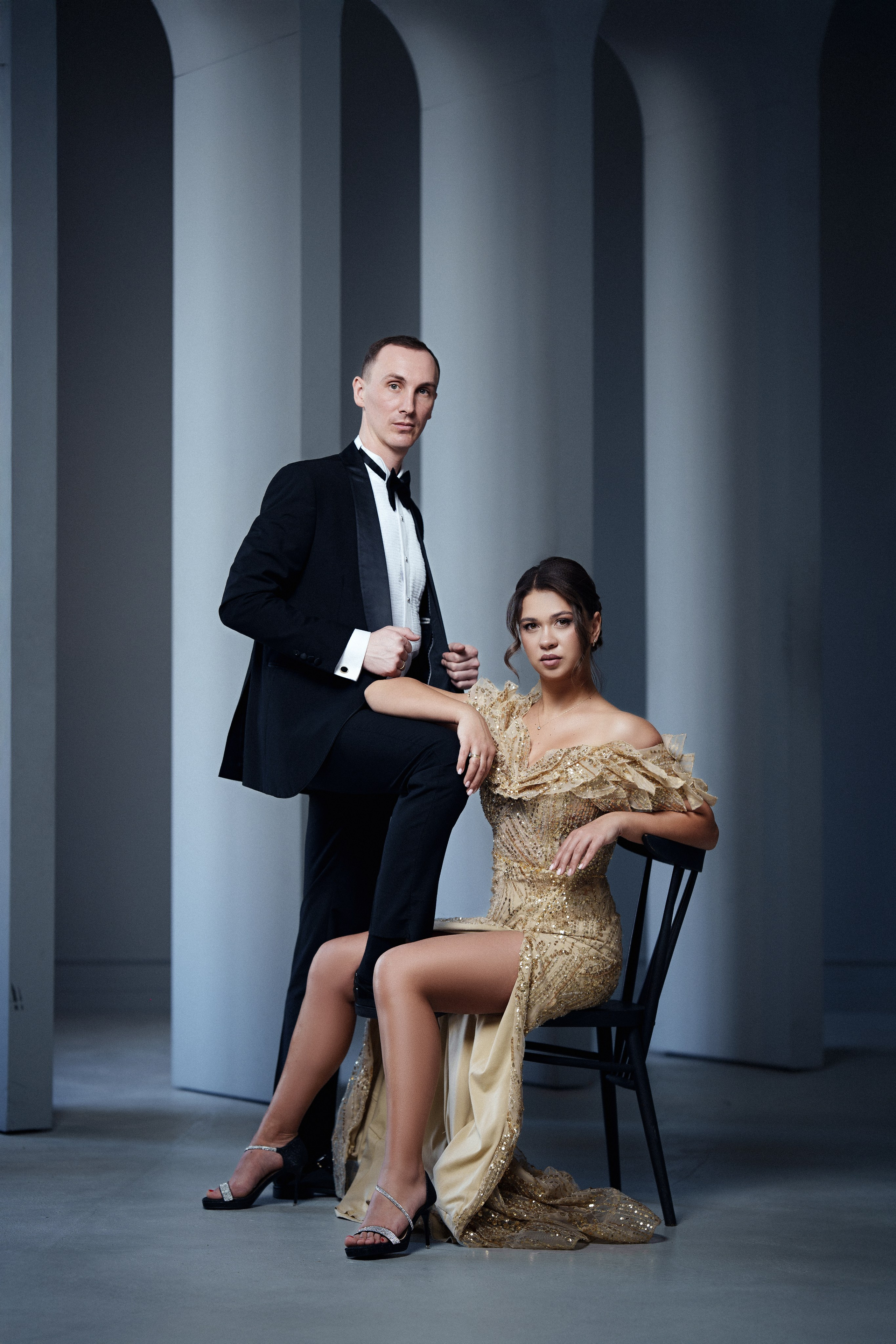 Супруг в классическом смокинге на фотосессии к годовщине свадьбы