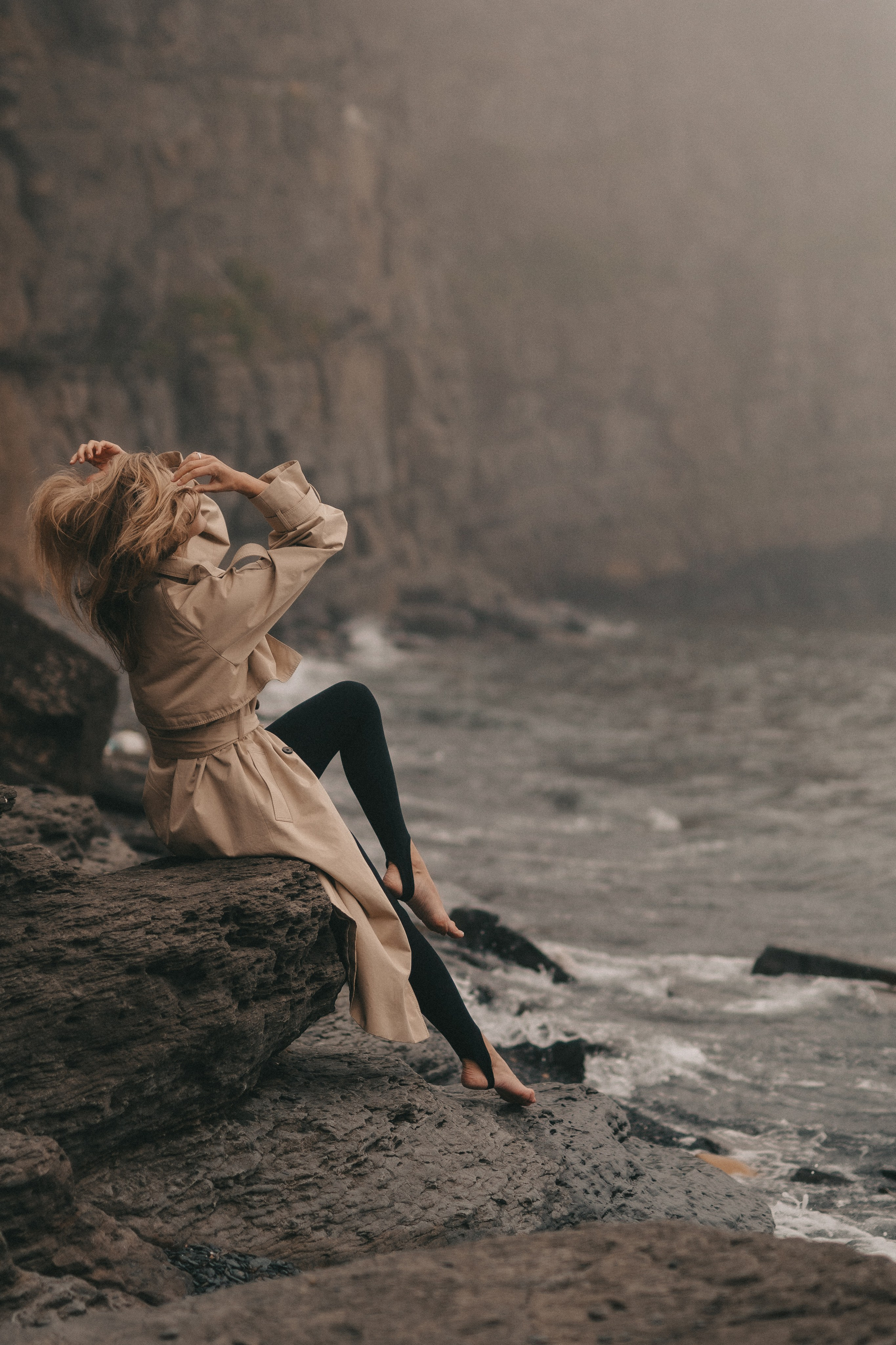 Женский портрет на скалах у моря в тумане. Портретный и семейный фотограф во Владивостоке Светлана Мухильченко