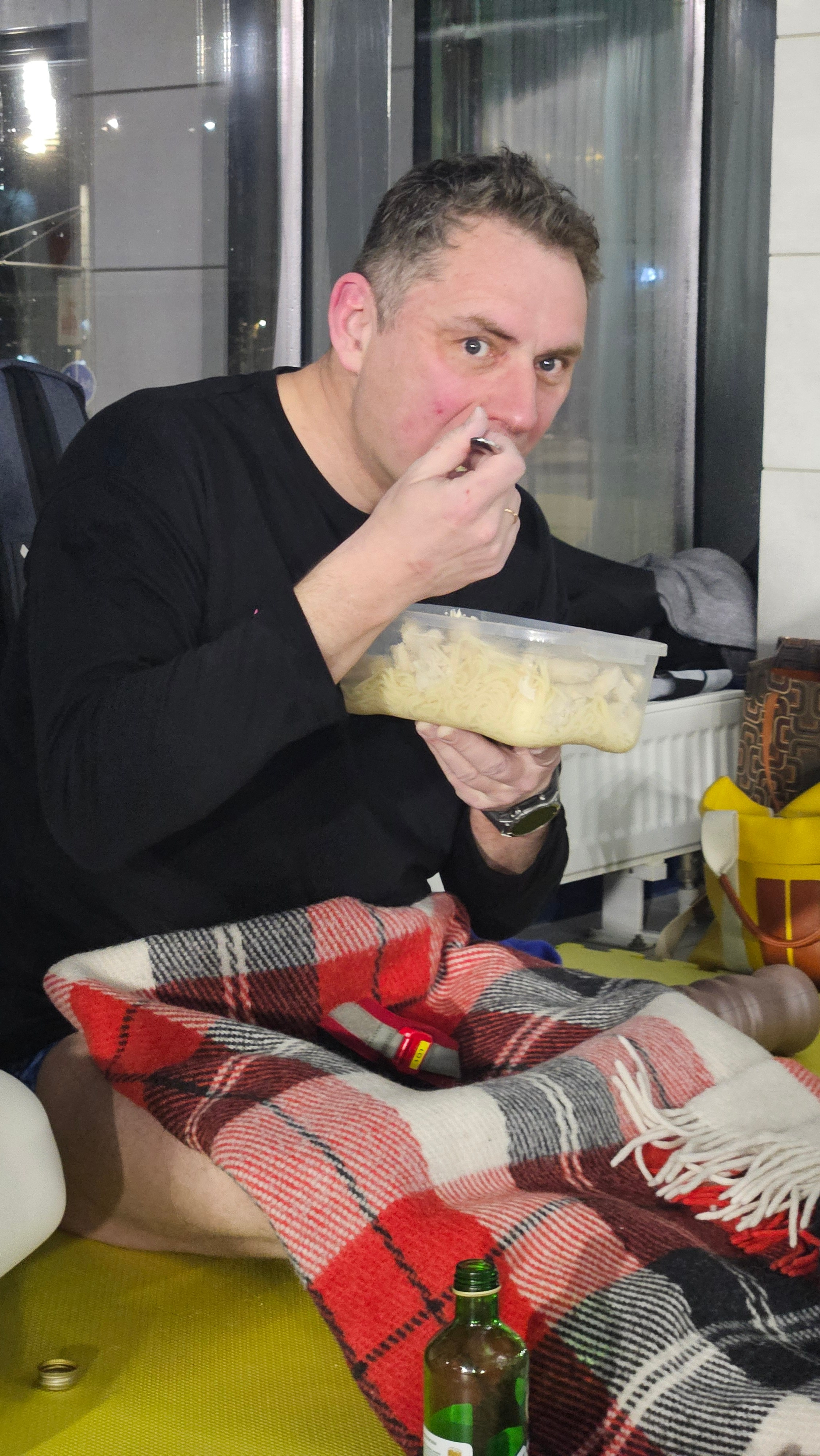 В 22:40, чуть раньше плана, большой привал на ужин. Наготовил с собой еды, а есть толком и не хотелось. Запихнул чуть силой в себя