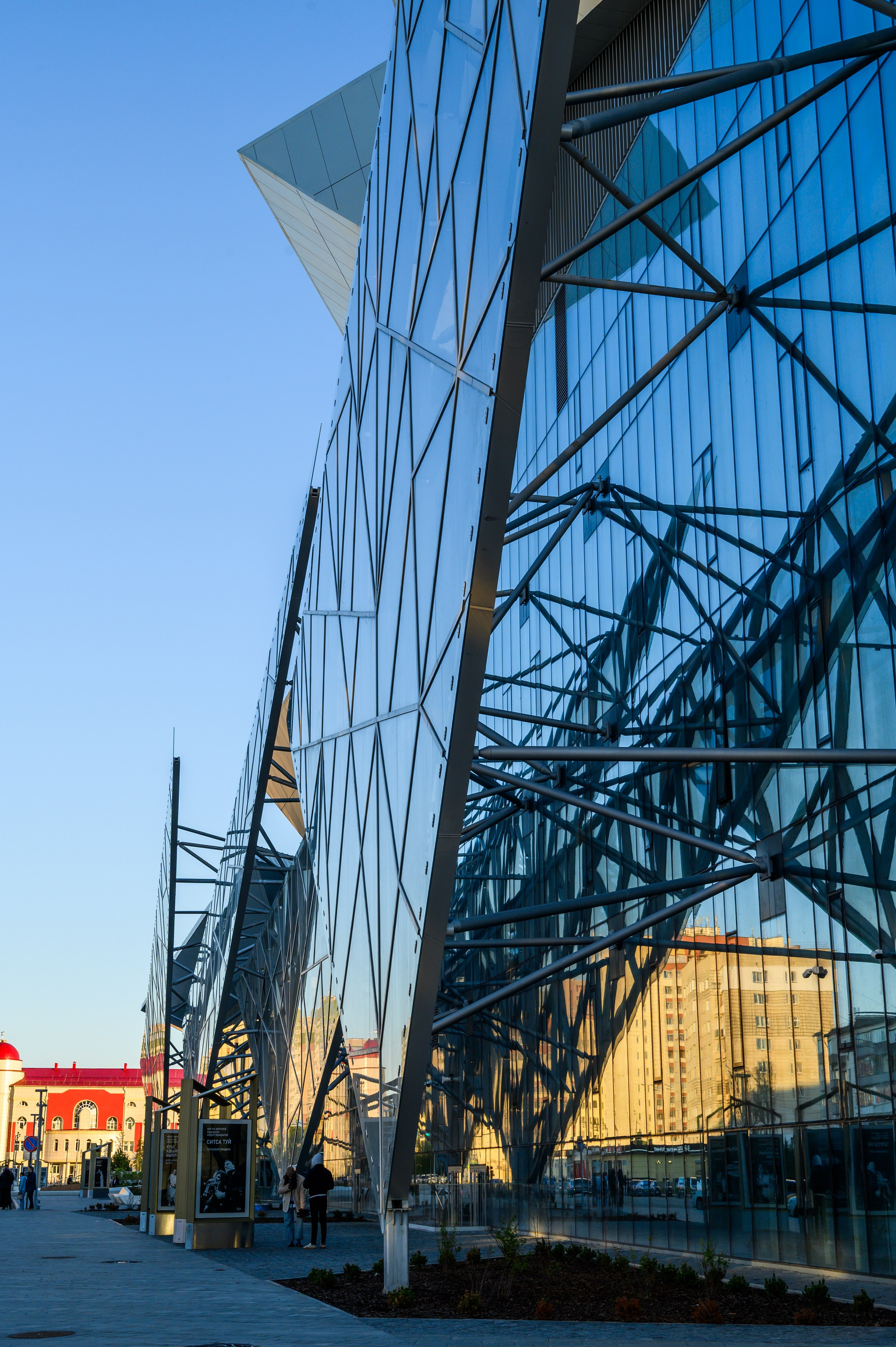 Вечерний свет и отражения на здании театра Камала