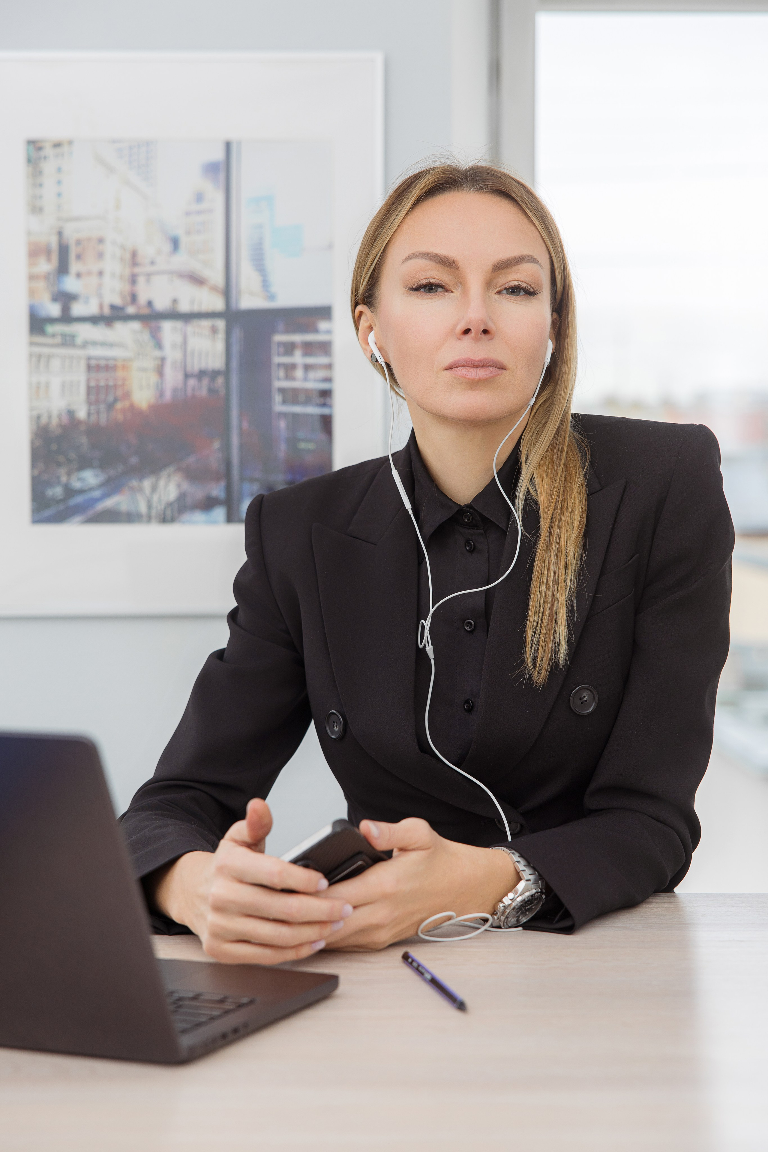 Портрет руководителя в офисе в наушниках