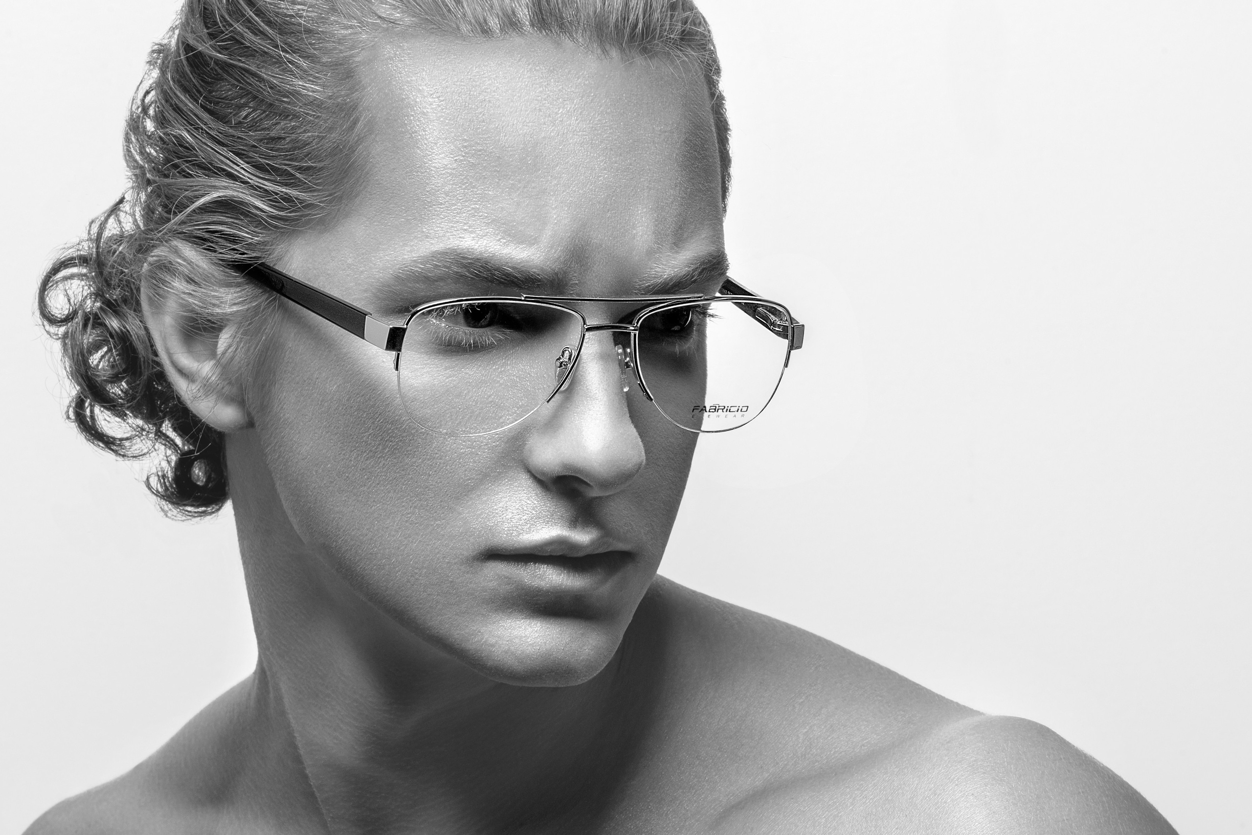 Профессиональная фотосъёмка очков в Алматы — мужской портрет в чёрно-белом стиле, фотограф для каталогов и рекламы.