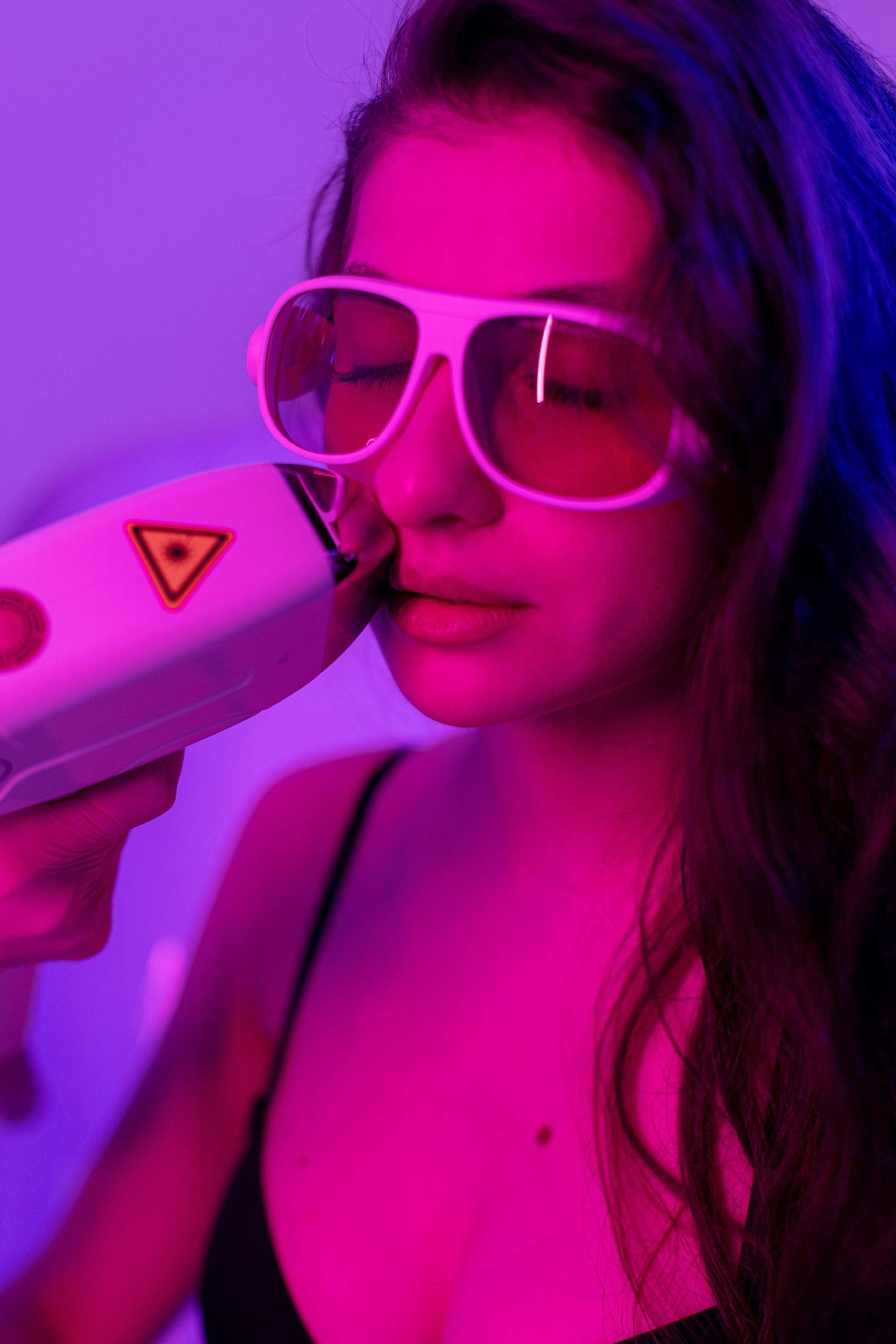 Лазерная эпиляция над губой девушки в неоновом свете