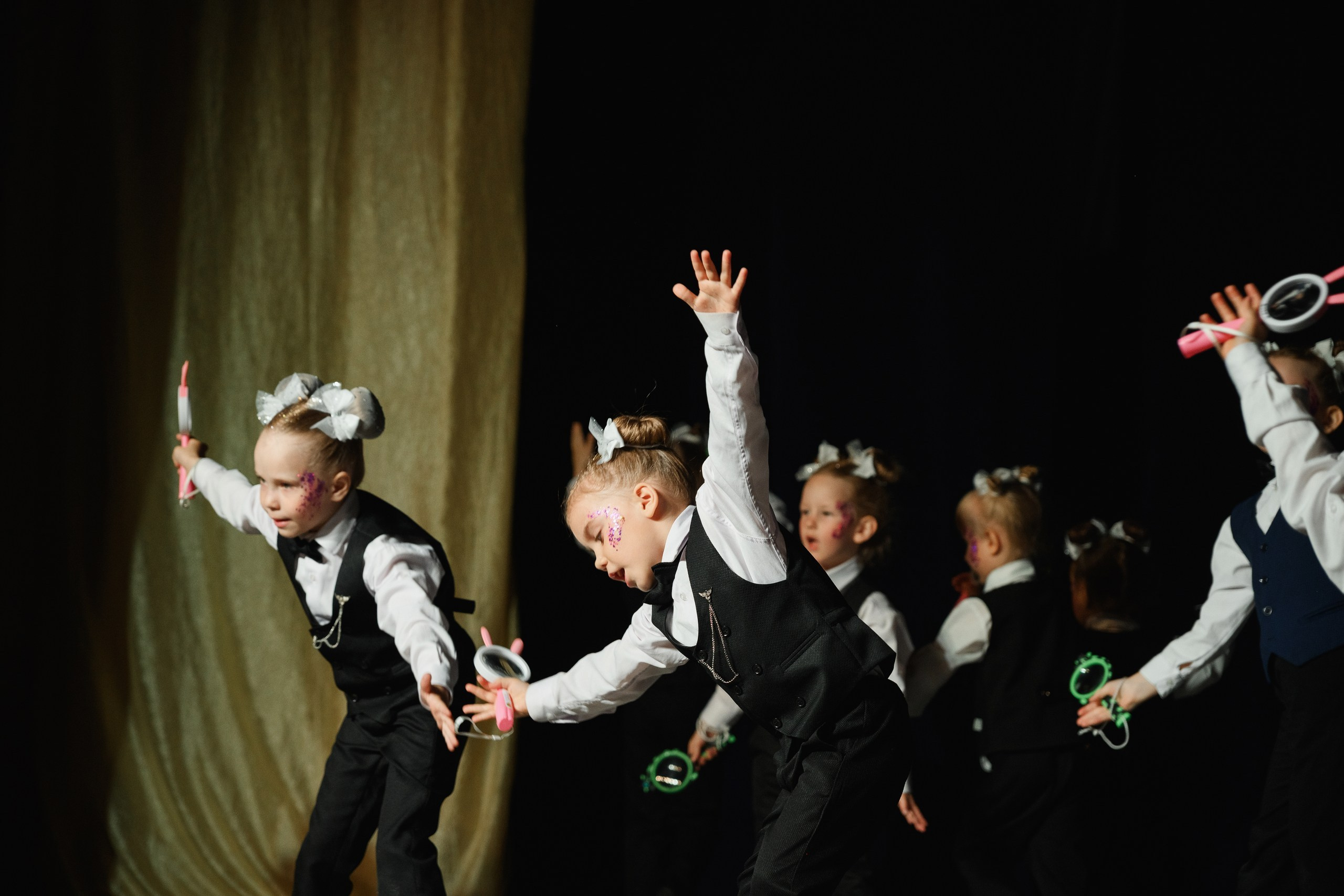 Фотосъемка отчетного концерта по танцам детей в Петропавловске-Камчатском. Яркие и эмоциональные фото детского танцевального концерта в Петропавловске-Камчатском. Профессиональная съемка выступлений детей на сцене в Петропавловске-Камчатском. Красочные и динамичные фото с концерта «Забава» в Петропавловске-Камчатском. Заказать фотосъемку детских мероприятий в Петропавловске-Камчатском.