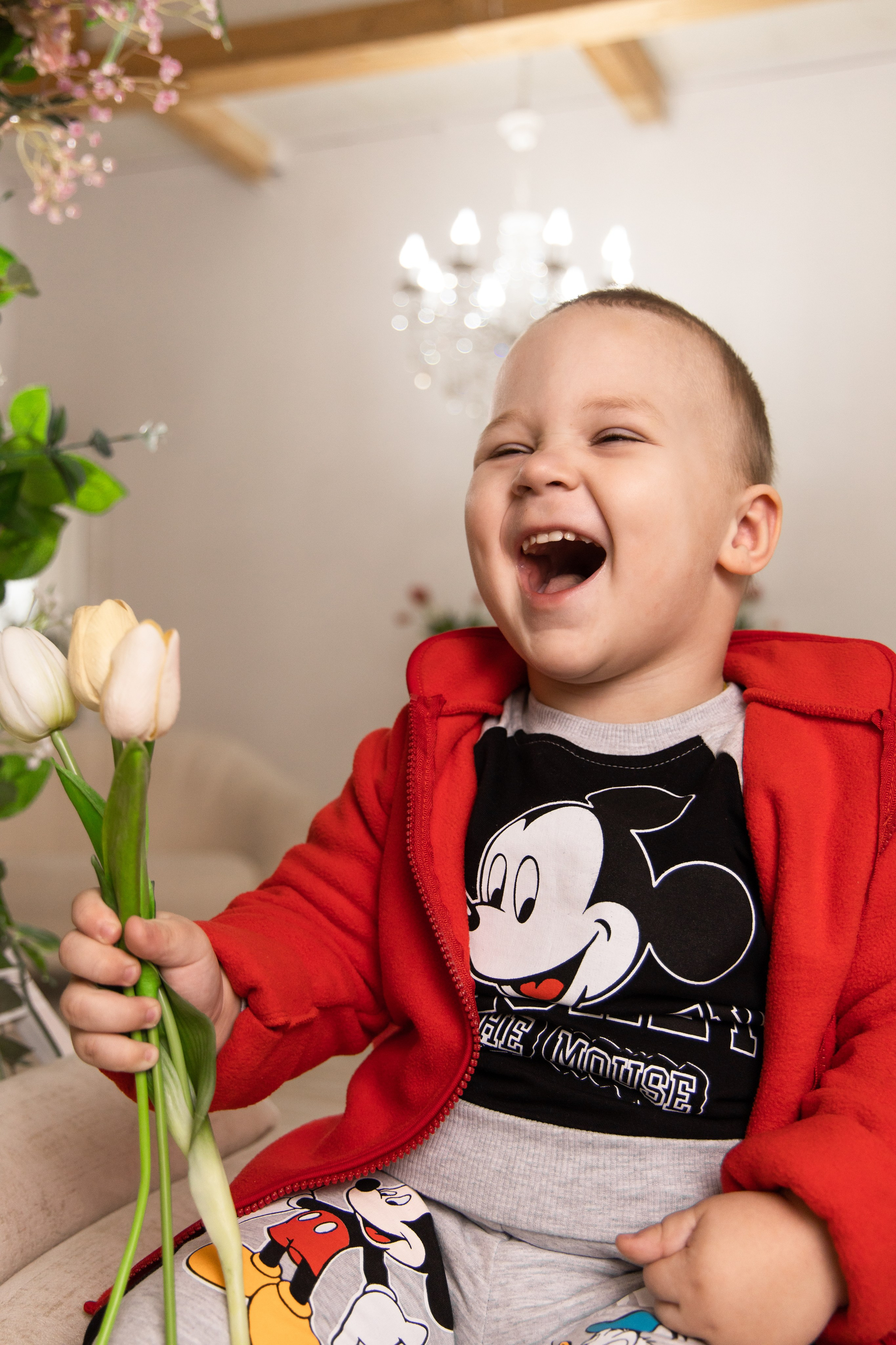 Студийная съёмка ребёнка с тюльпанами. Детская съёмка Астрахань.