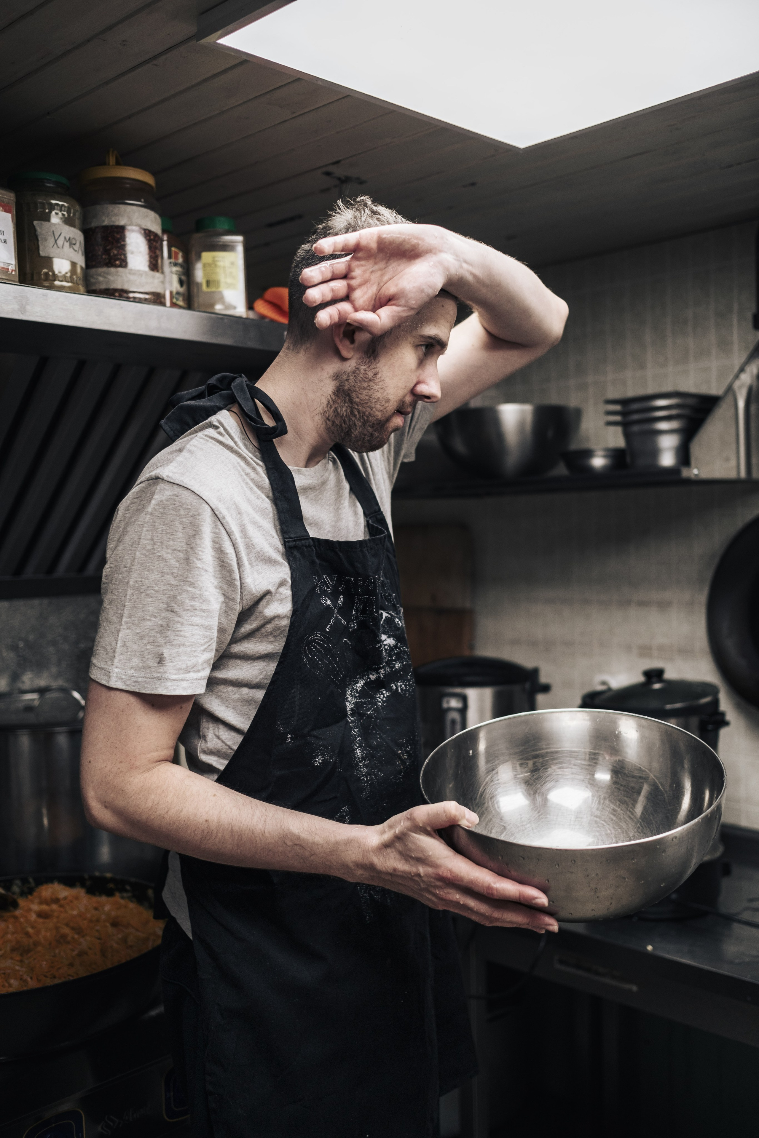 Готовка для бездомных и кормление их в Москве. Фотограф в Москве Максим Скоробогатов