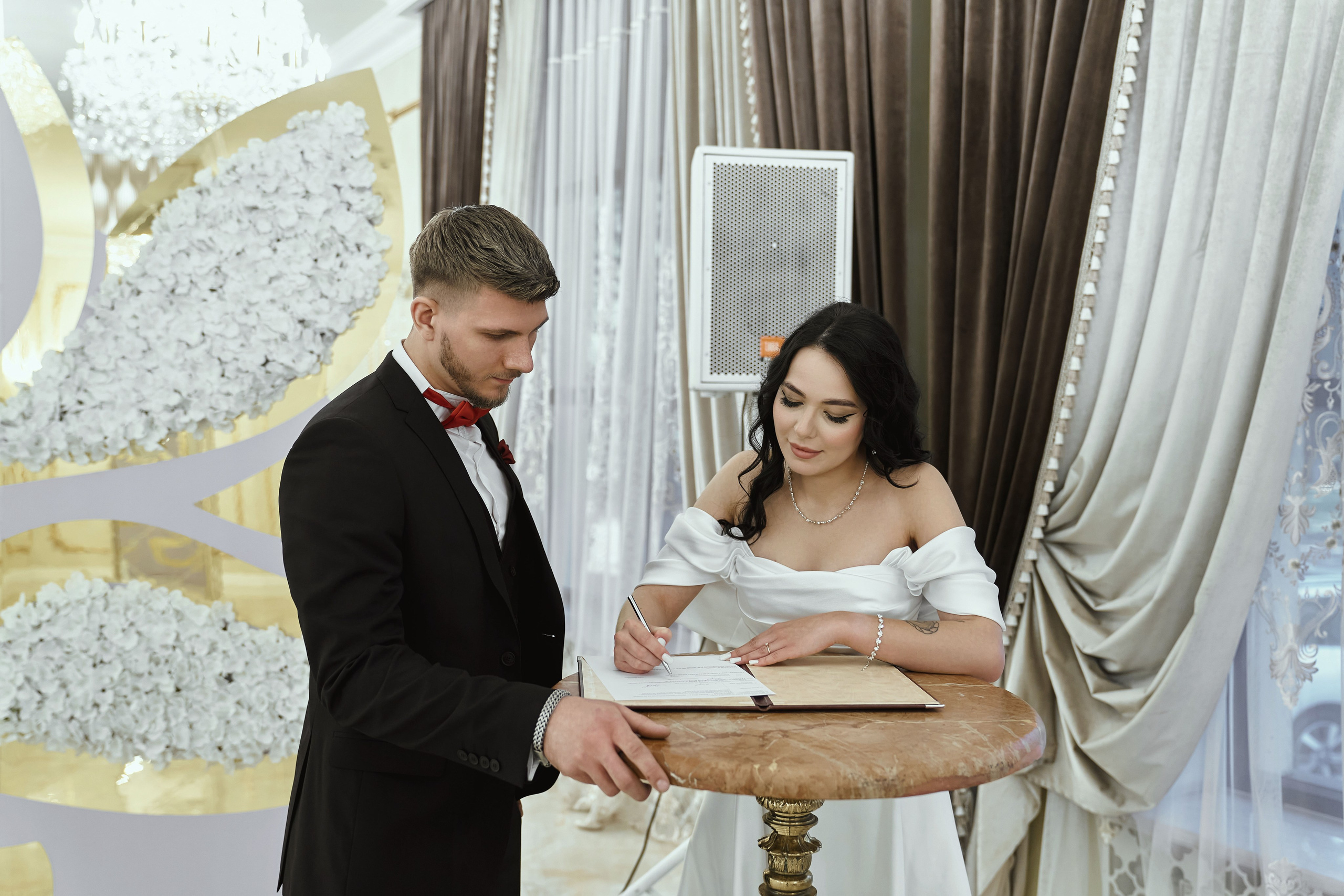 Свадебная фотосессия Дмитрия и Виты на Поклонной горе в парке Победы Москвы