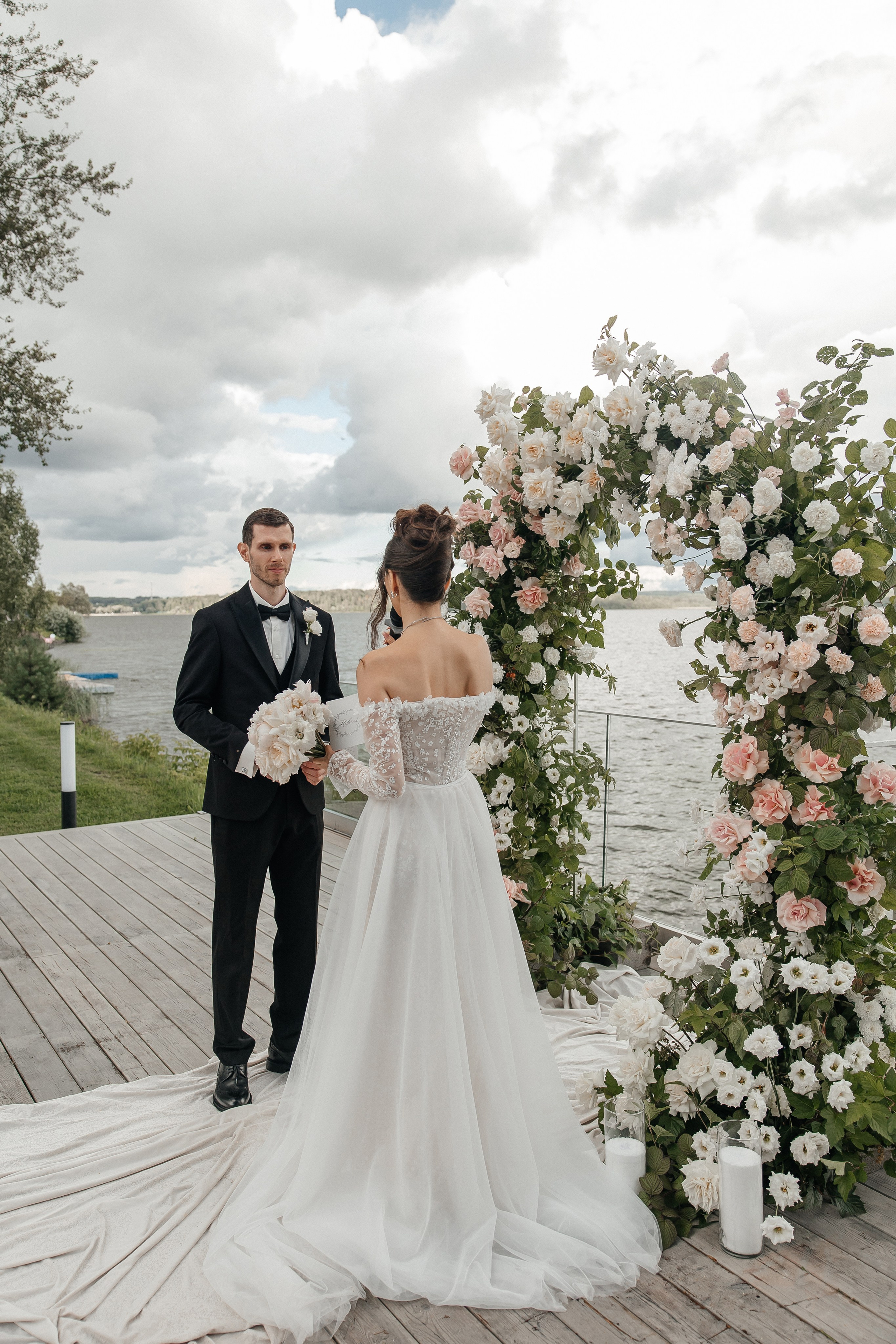 Свадьба на площадке THE SUN LAKE VERANDA на озере Сенеж Солнечногорск