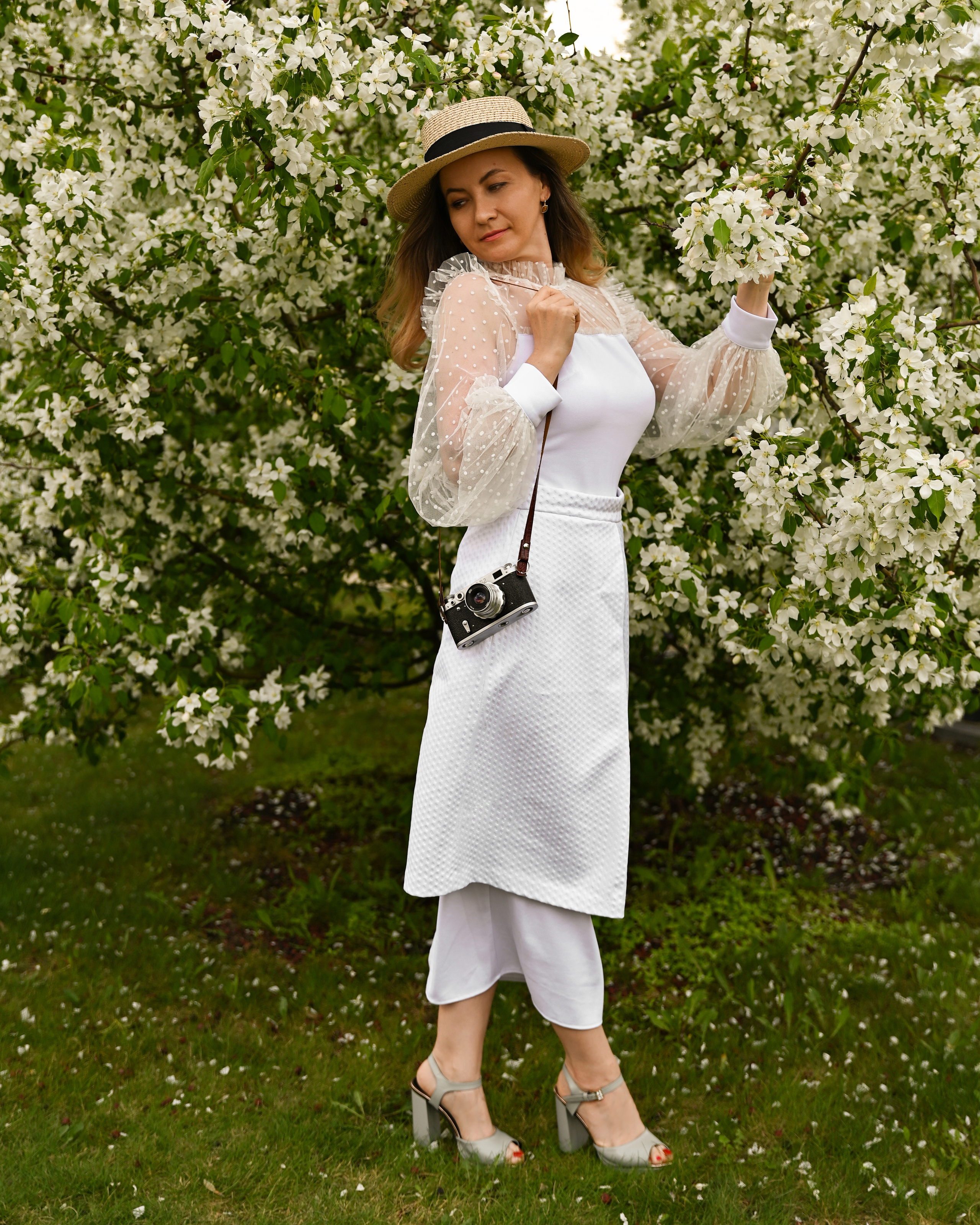 Фотосессия в цветущих яблонях