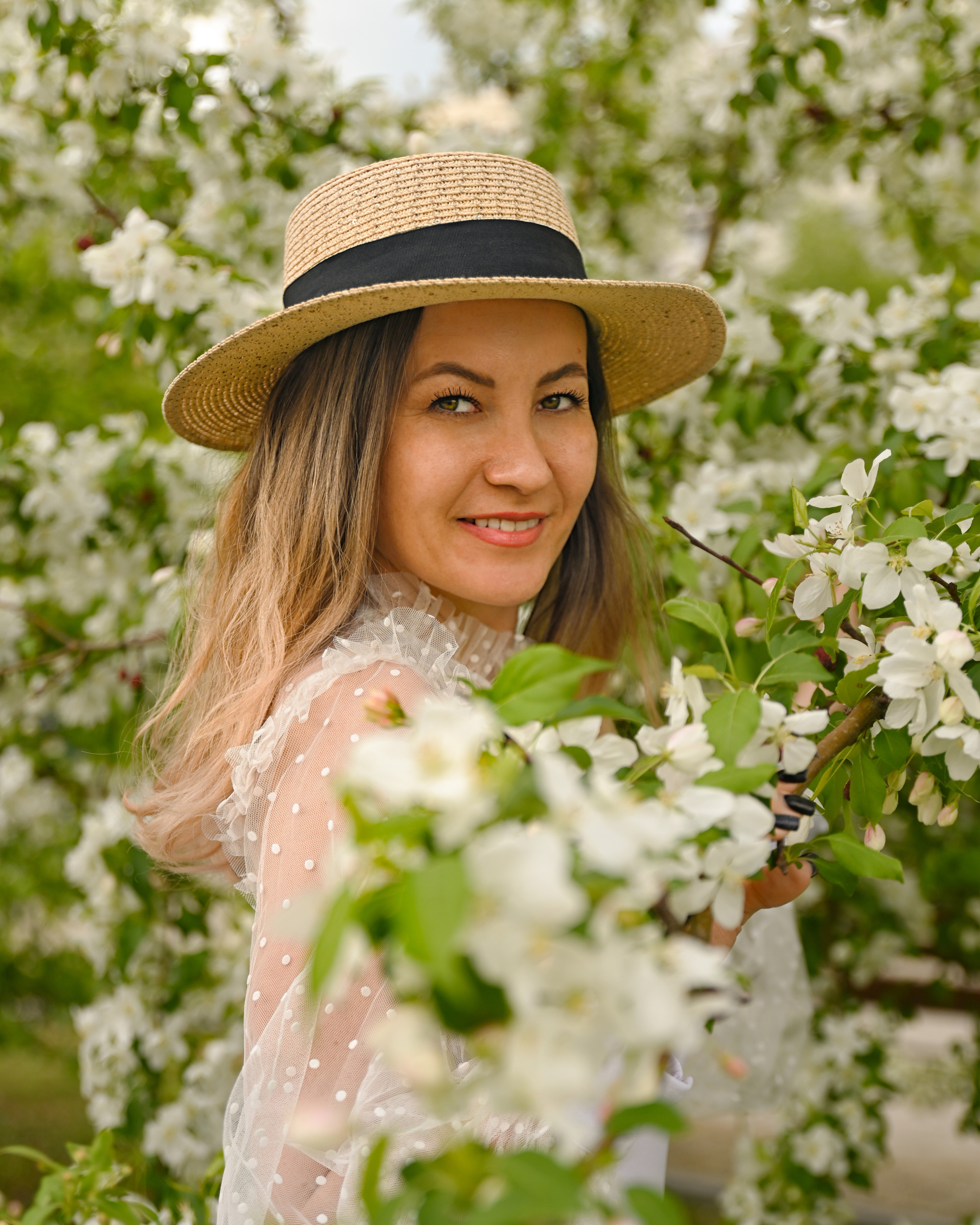 Фотосессия в цветущих яблонях
