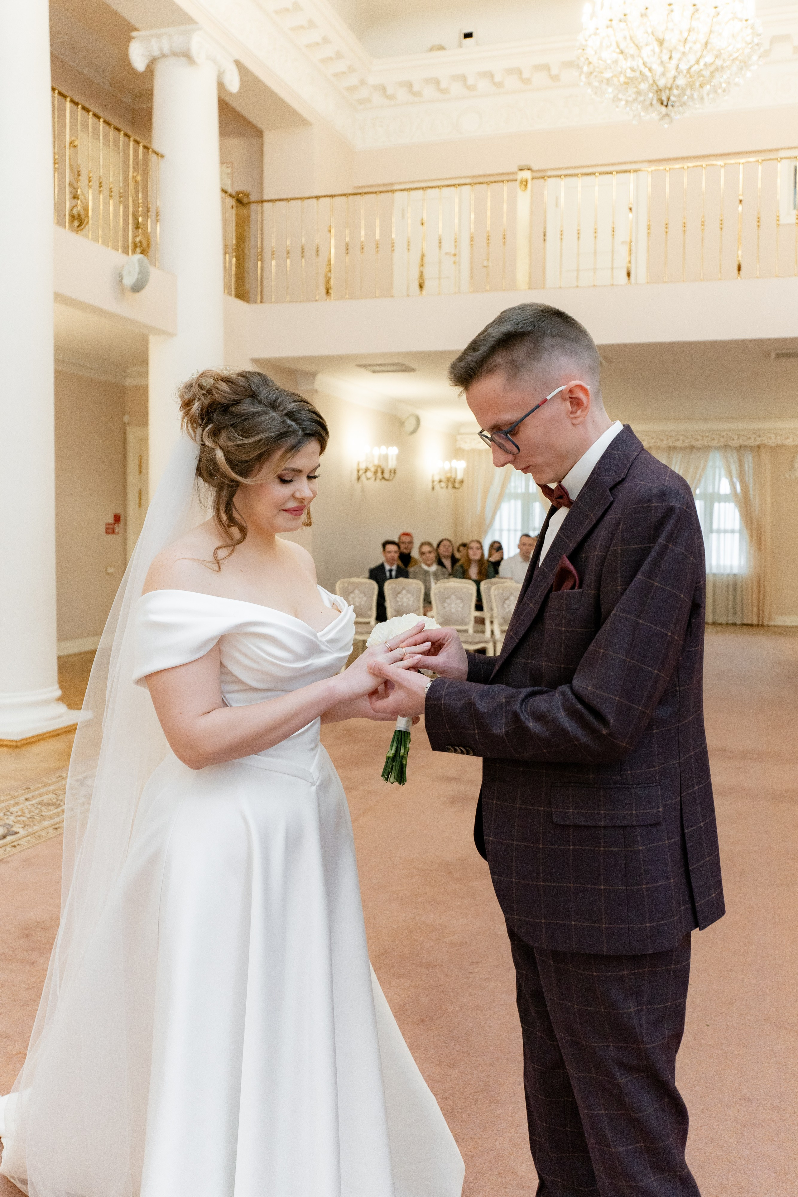 Жених и невеста надевают кольца во Дворце бракосочетания в Царском Селе.