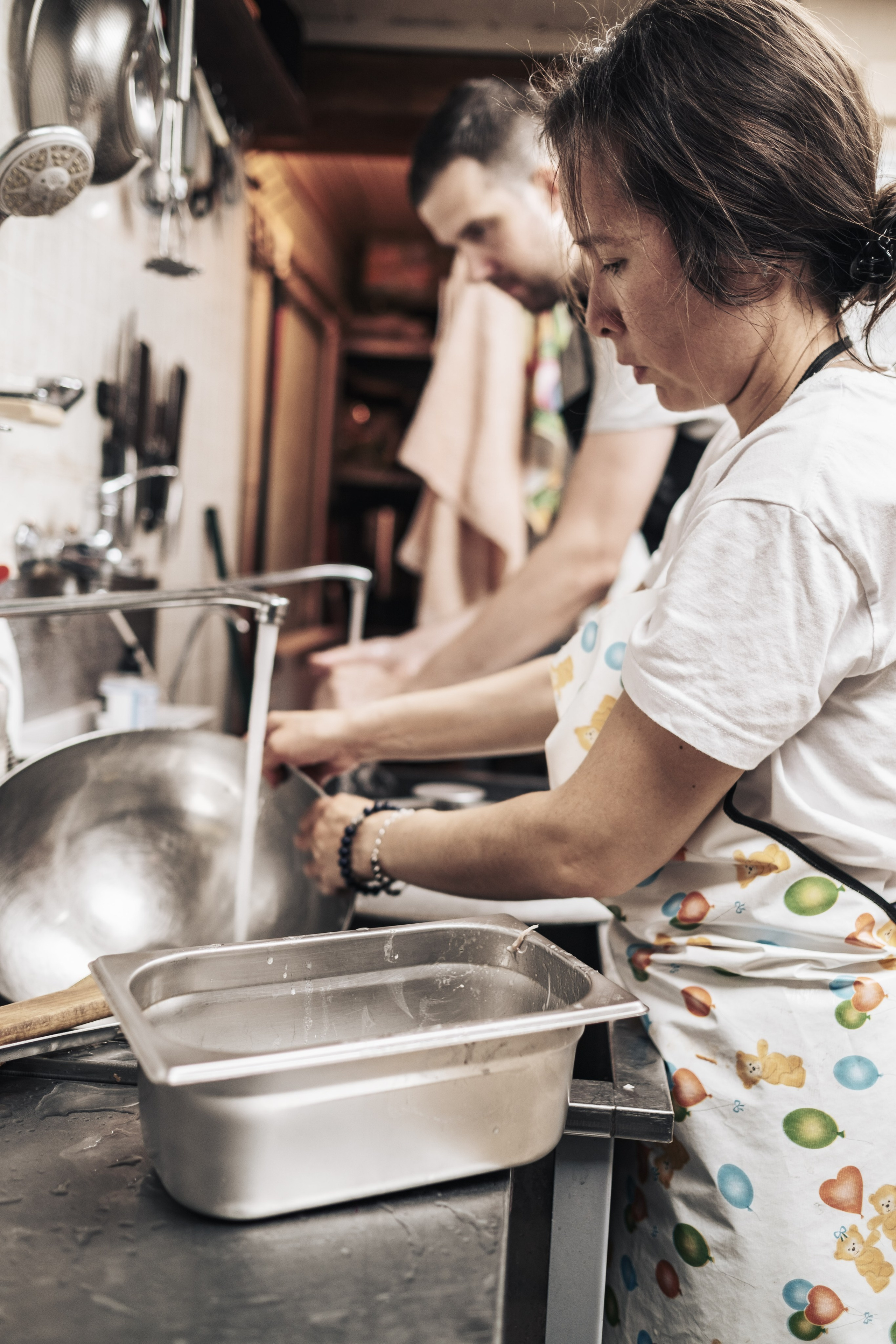 Готовка для бездомных и кормление их в Москве. Фотограф в Москве Максим Скоробогатов