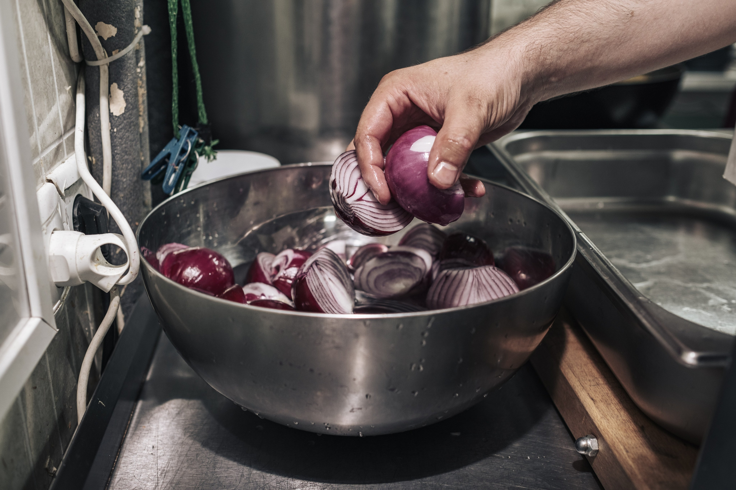 Готовка для бездомных и кормление их в Москве. Фотограф в Москве Максим Скоробогатов